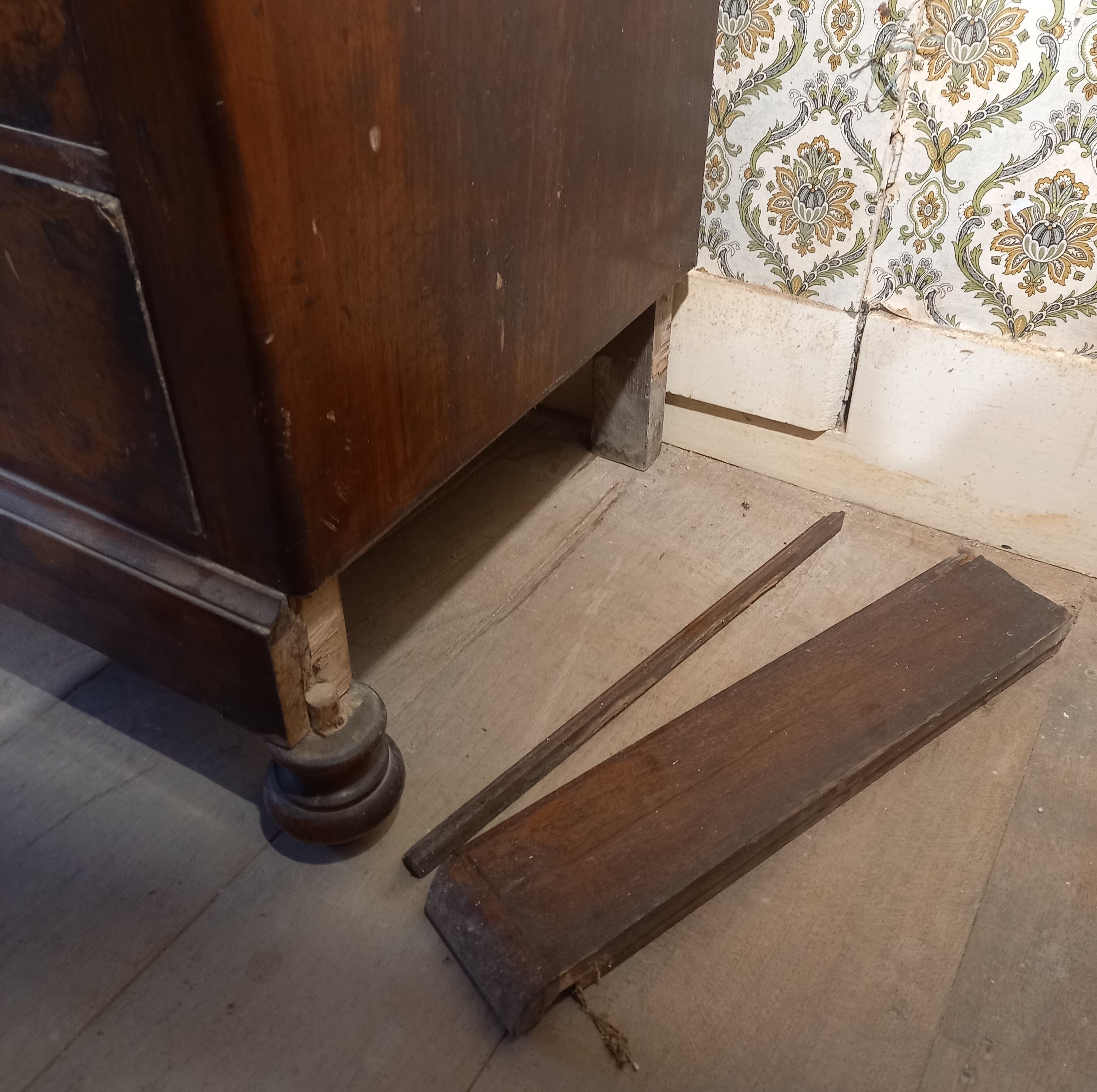 Mahogany veneer chest of drawers