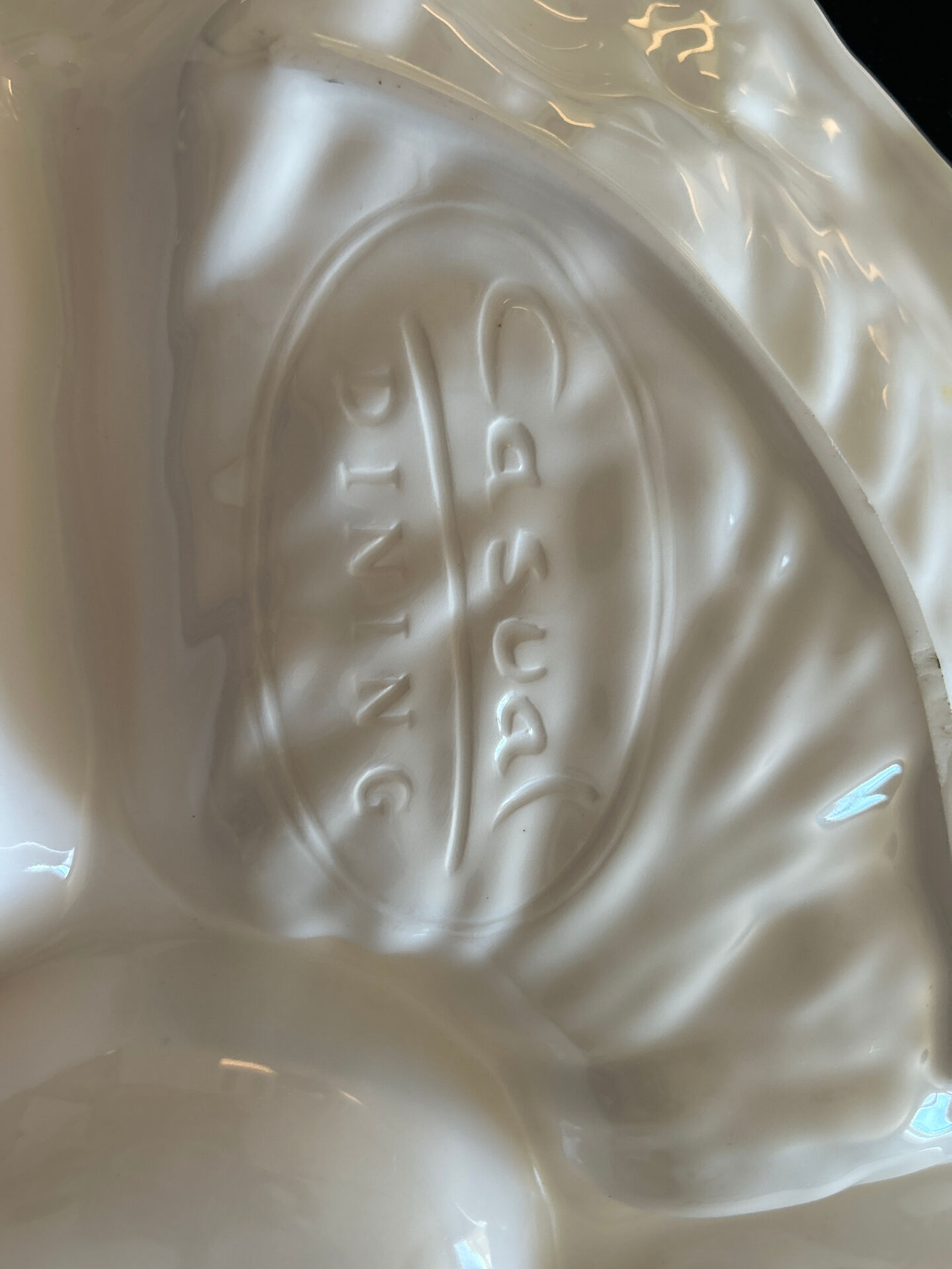Large decorative plate in the shape of a leaf – Casual Dining