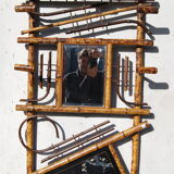 Vestiaire d'entrée, porte-manteaux en bambou à décor japonisant avec nacre.