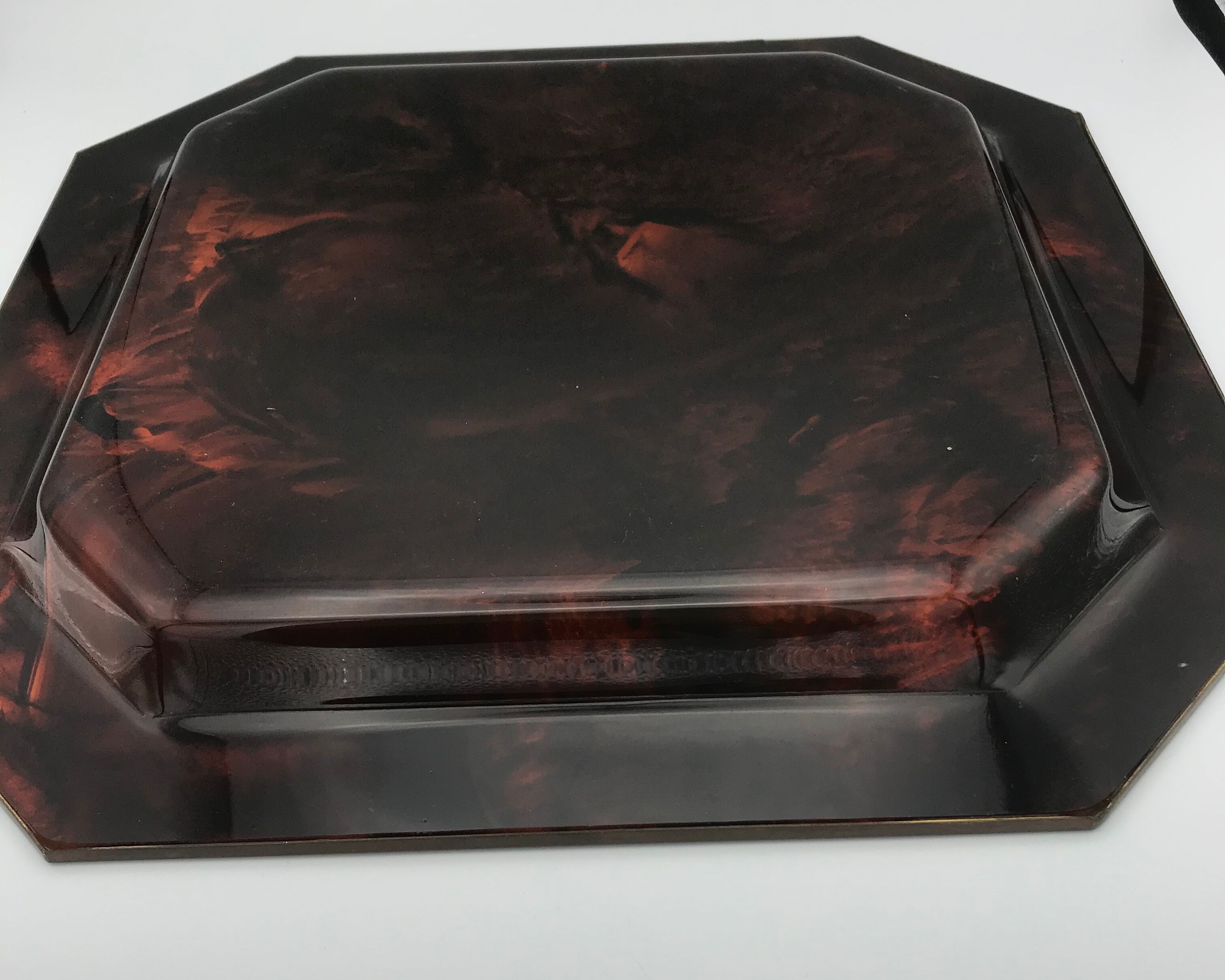 Tray in lucite imitation tortoiseshell and hexagonal brass strap