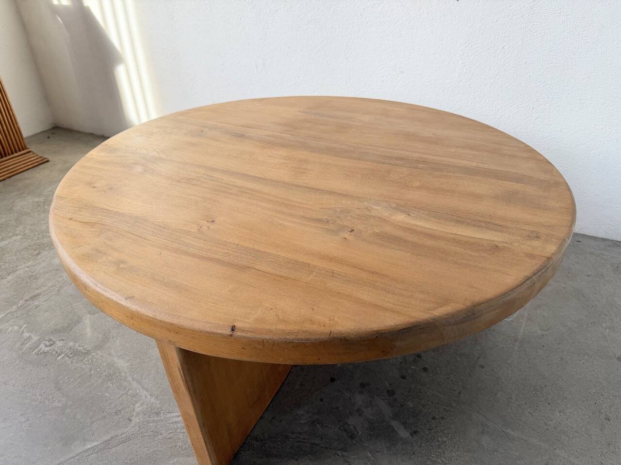 Round modernist coffee table, elm, 1950s.