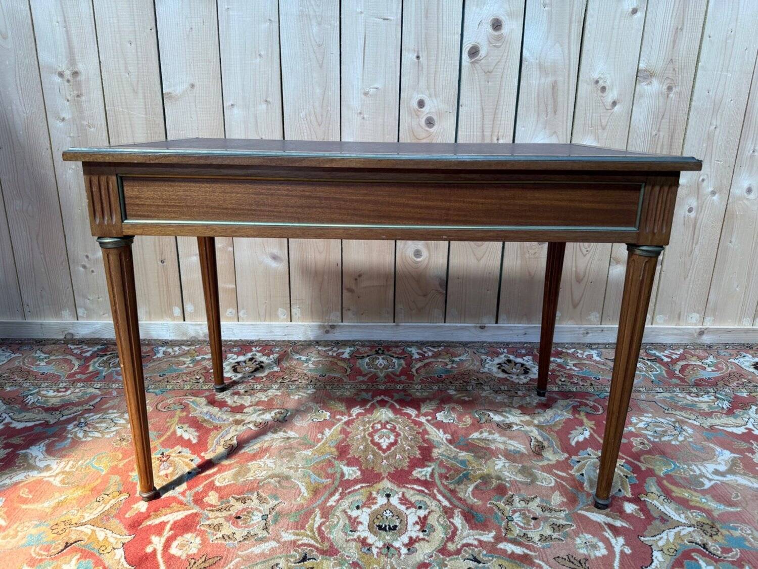 Flat desk with pull-outs – Louis XVI style – Gilded bronze – Early 20th century