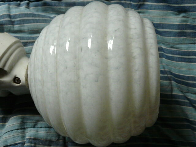 Clichy glass wall lamp with porcelain support 50s