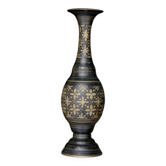 vase indien en cuivre. Beau décor "grotesque."