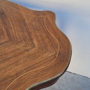 Table bureau de milieu de forme violonnée Napoléon iii 19ème en marqueterie