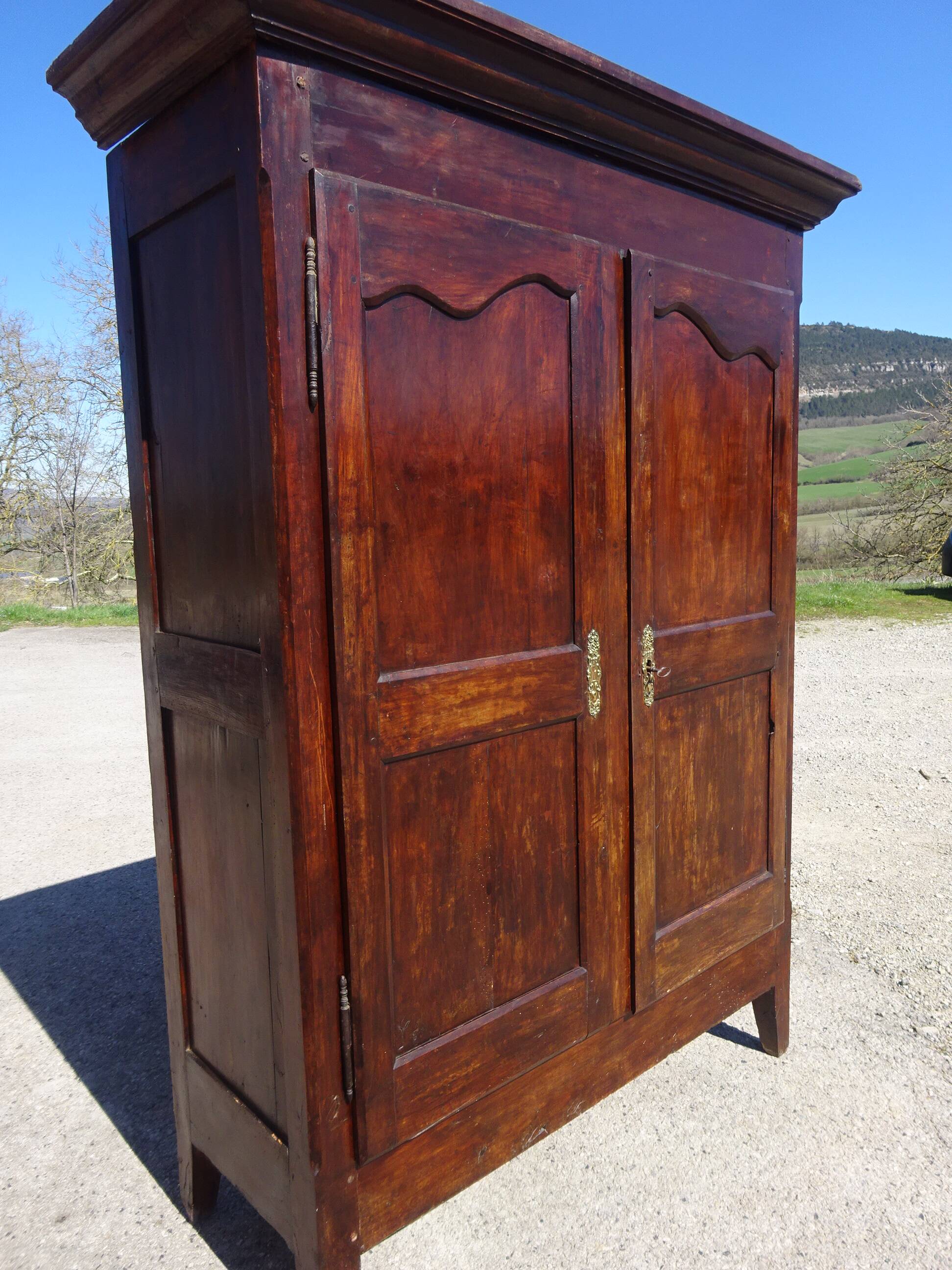 Armoire Louis Philippe en noyer massif
