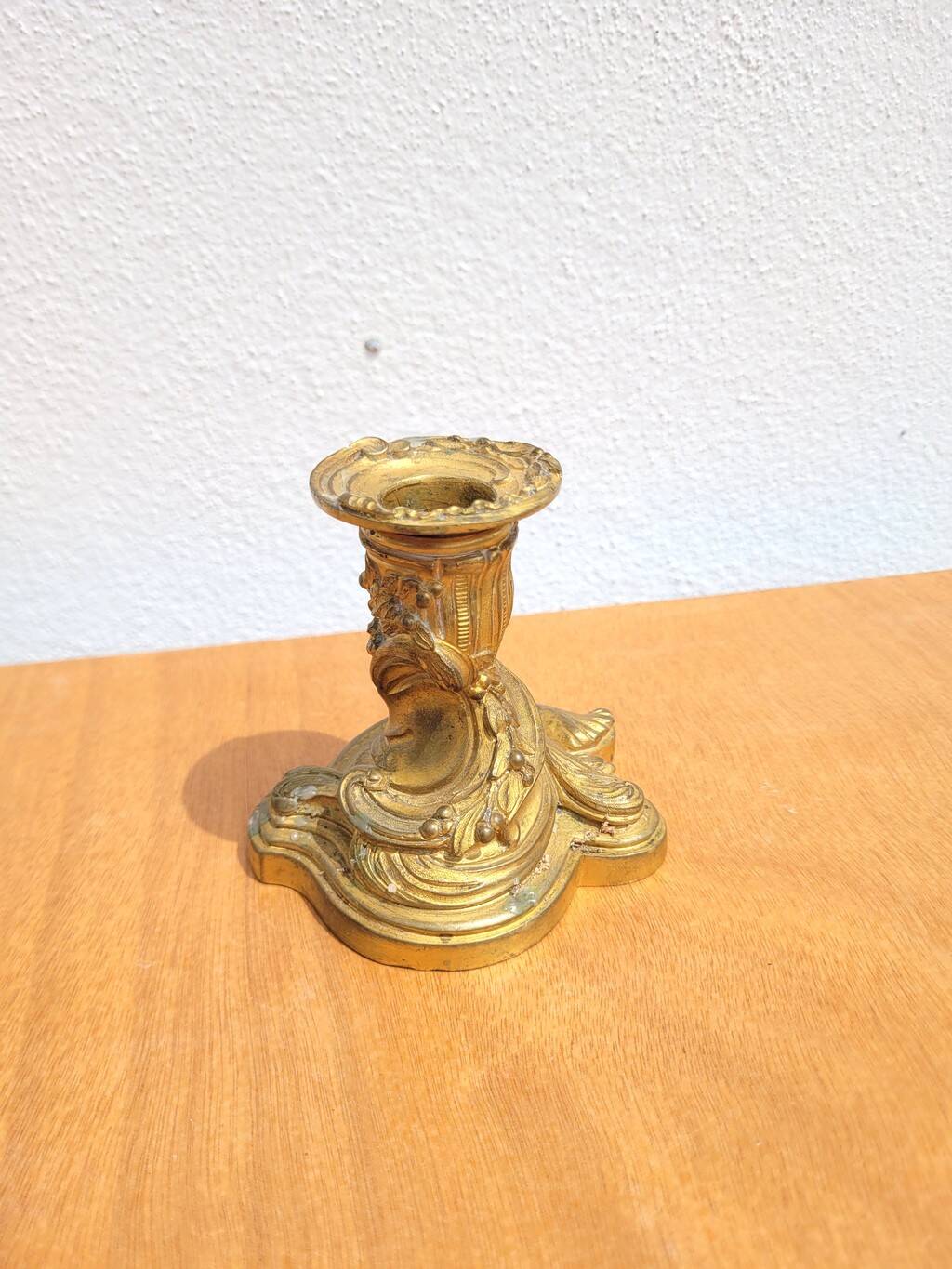 Bougeoir en métal doré style rocaille