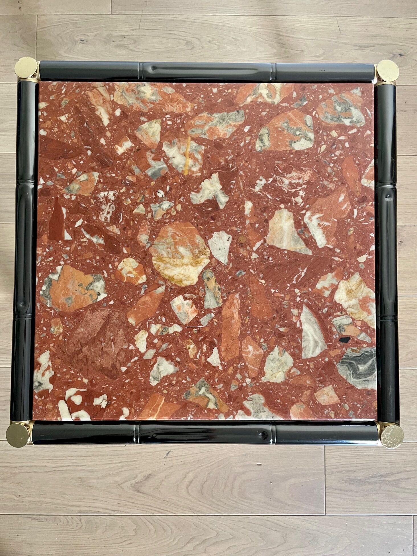 Table basse marbre rouge