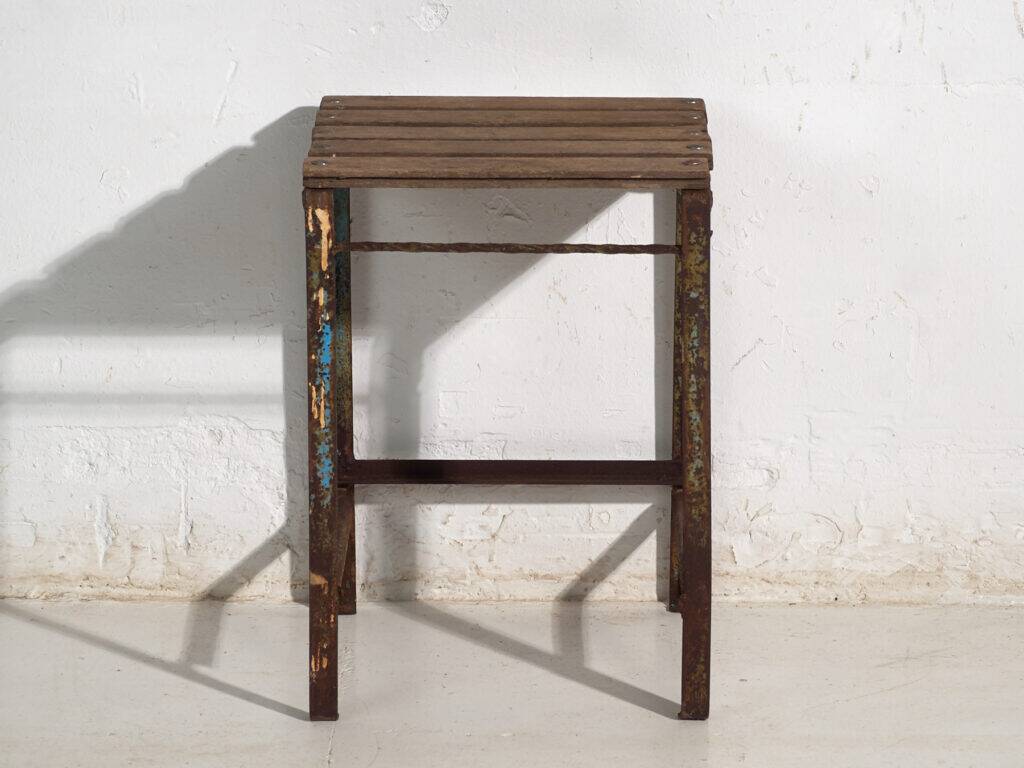 Tabouret industriel ancien en bois de pin et fer – Europe centrale, vers 1950