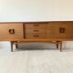Enfilade mid-century en teck marron, buffet bas scandinave 1960s avec tiroirs et portes coulissantes