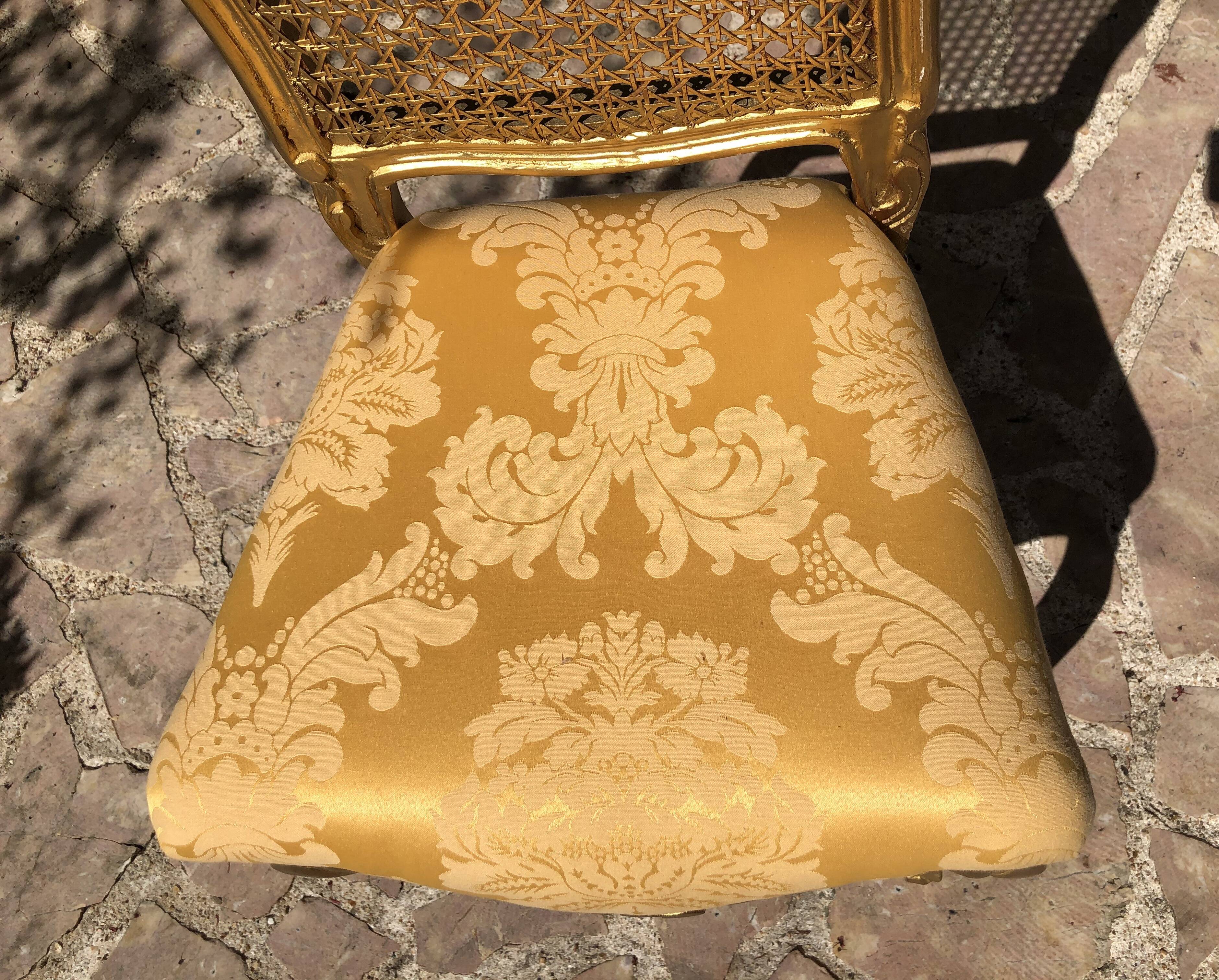 Chaise en bois doré