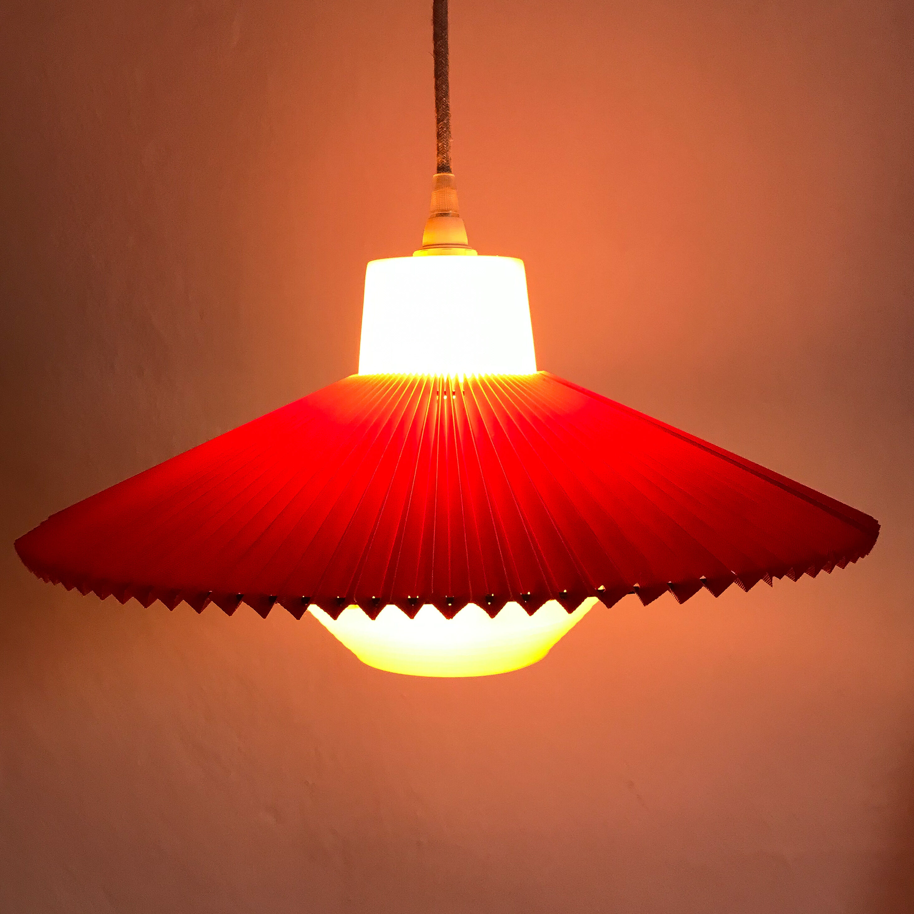 Suspension vintage en plastique rouge et beige