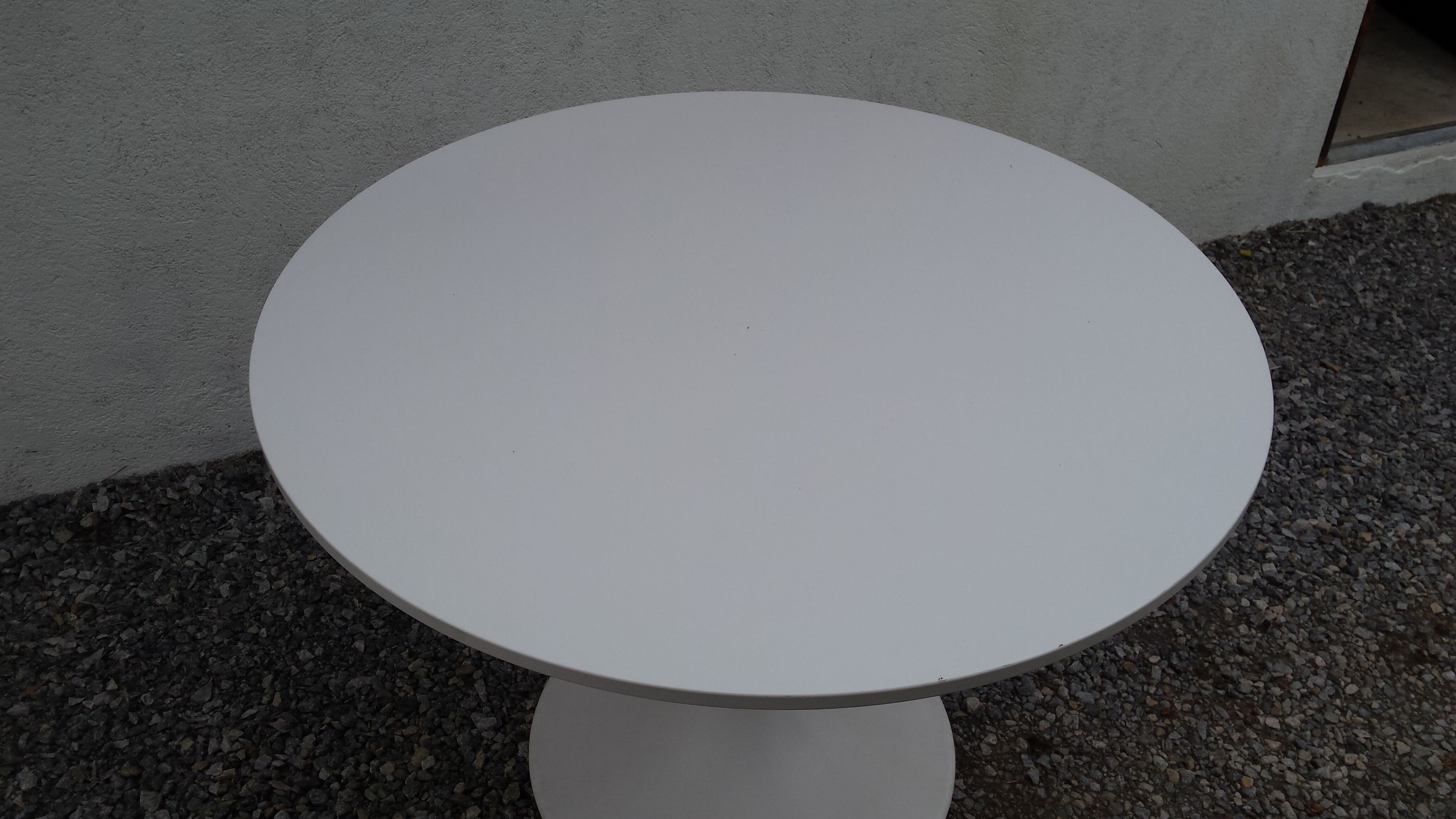 White round table, tulip foot