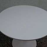 White round table, tulip foot