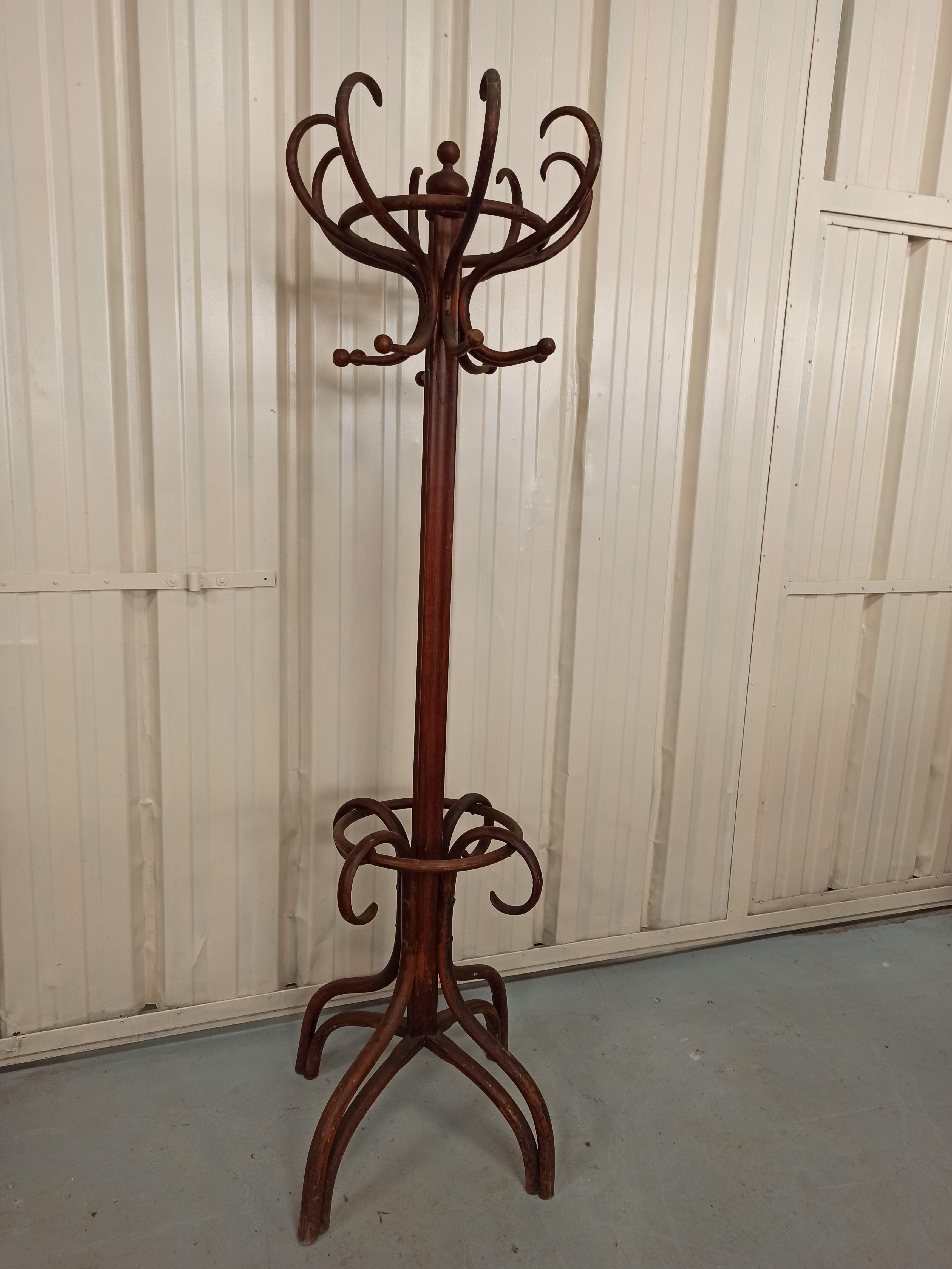 Porte-manteau perroquet en bois courbé Fischel par Alexander porte manteau patère