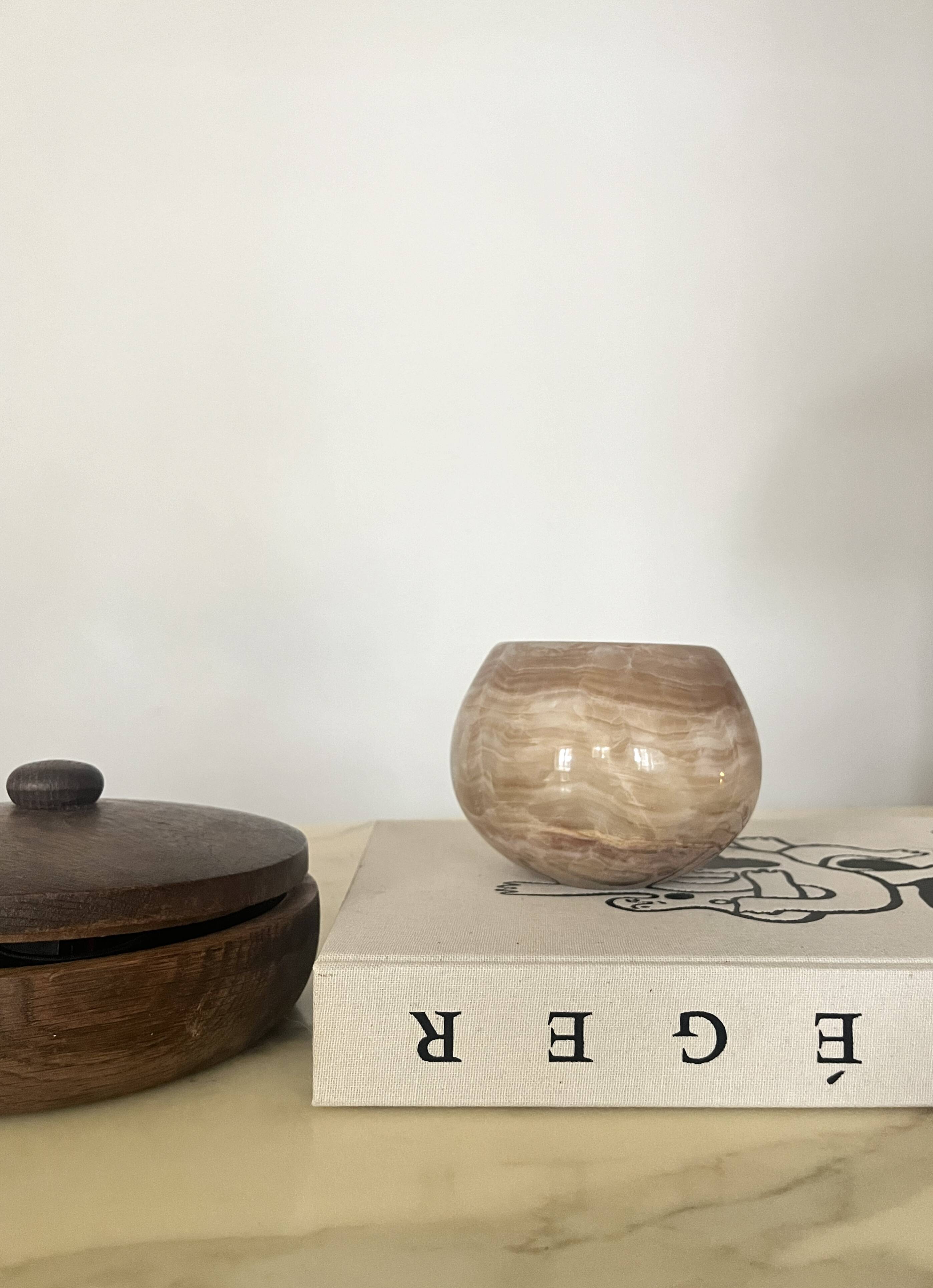 Vase boule rond en marbre beige, Italie 1970