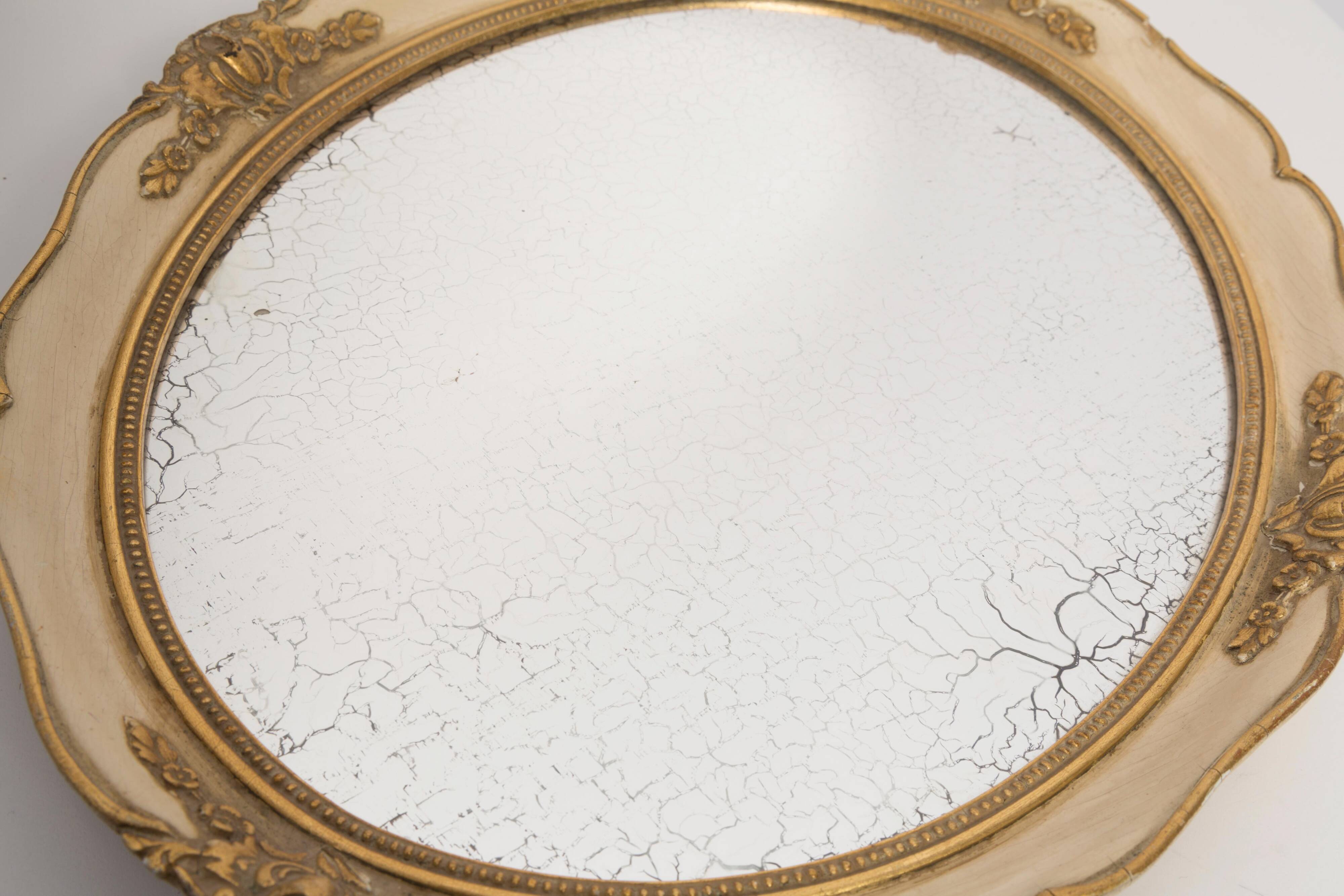 Miroir décoratif moyen en bois doré avec verre d'origine et patine, Italie, années 1960
