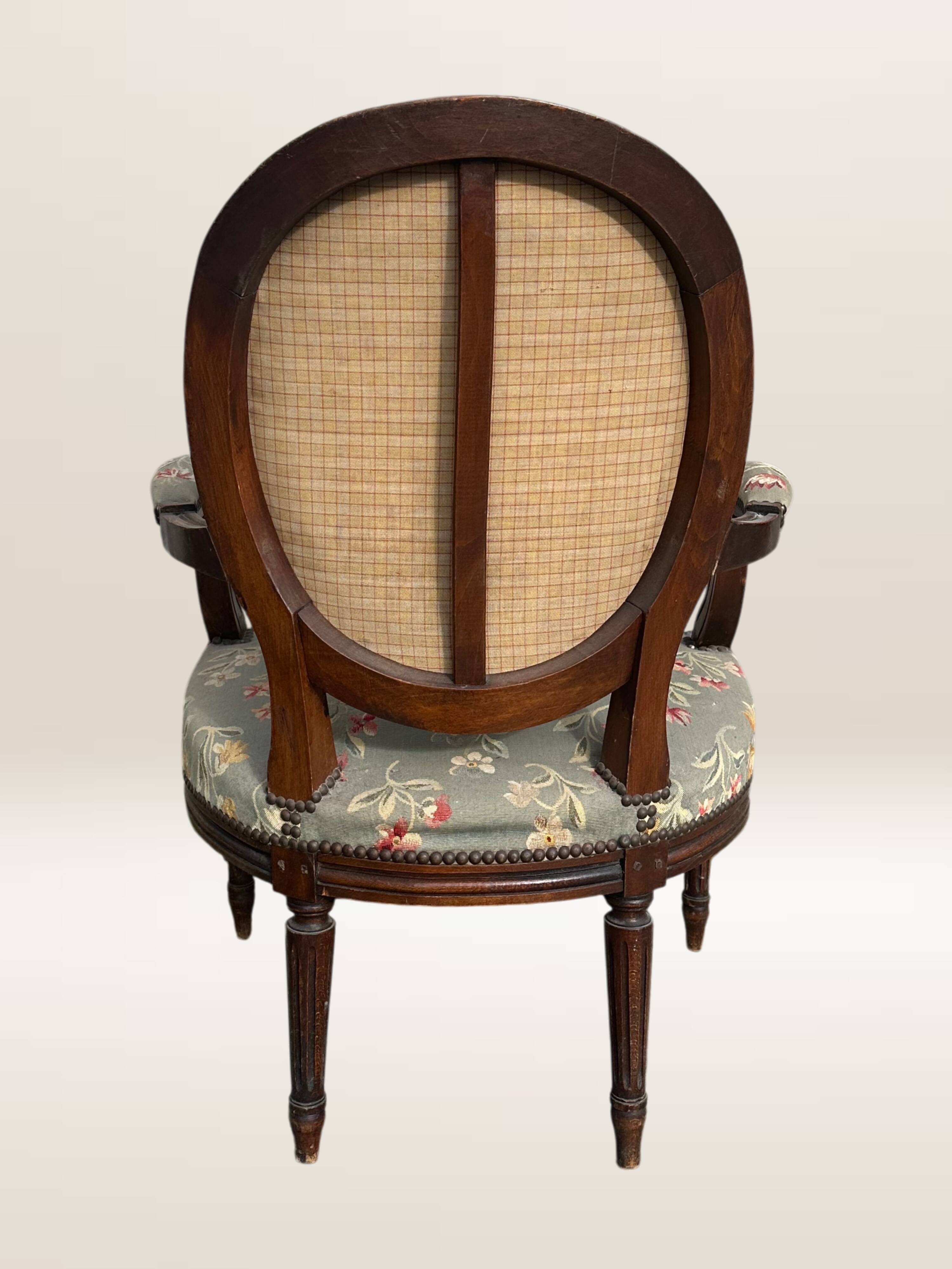 Fauteuil médaillon de style Louis XVI