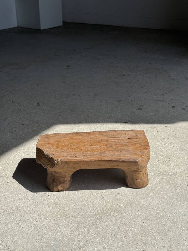 Petit tabouret, repose-pied en teck blond monoxyle coins coupés court