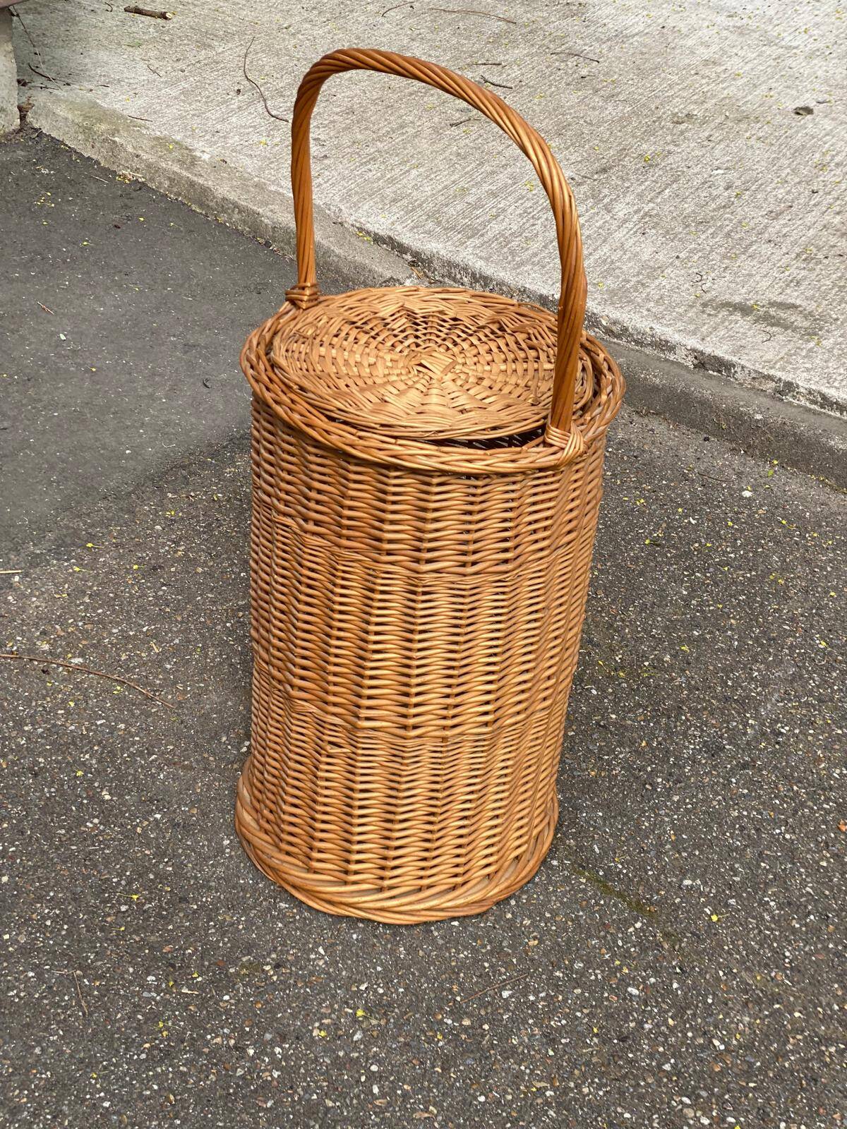 Round woven rattan and wicker umbrella holder with handle
