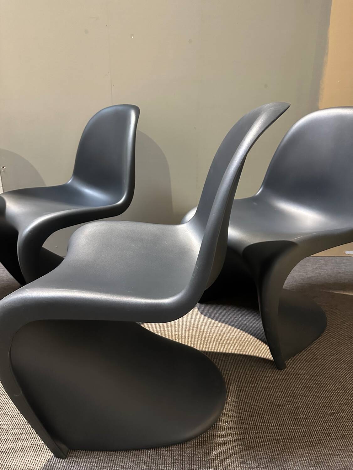 4 chaises Panton par vitra noires mates