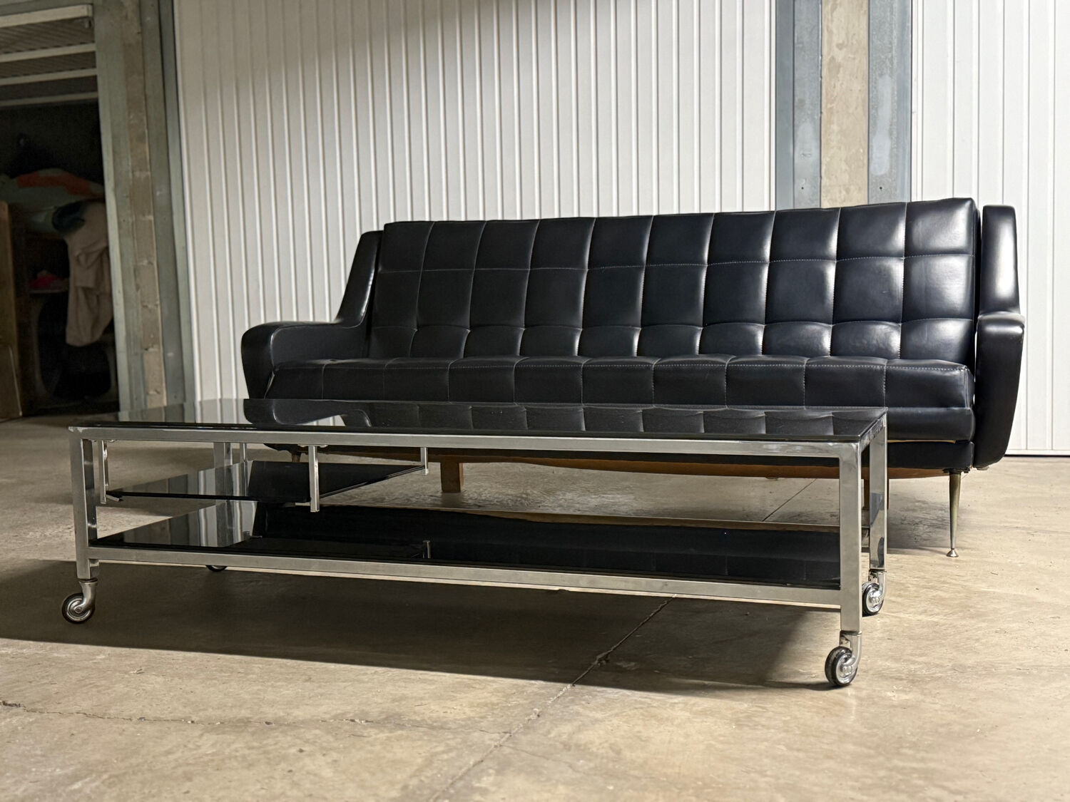 Table basse design vintage chrome et verre fumé noir sur roulettes