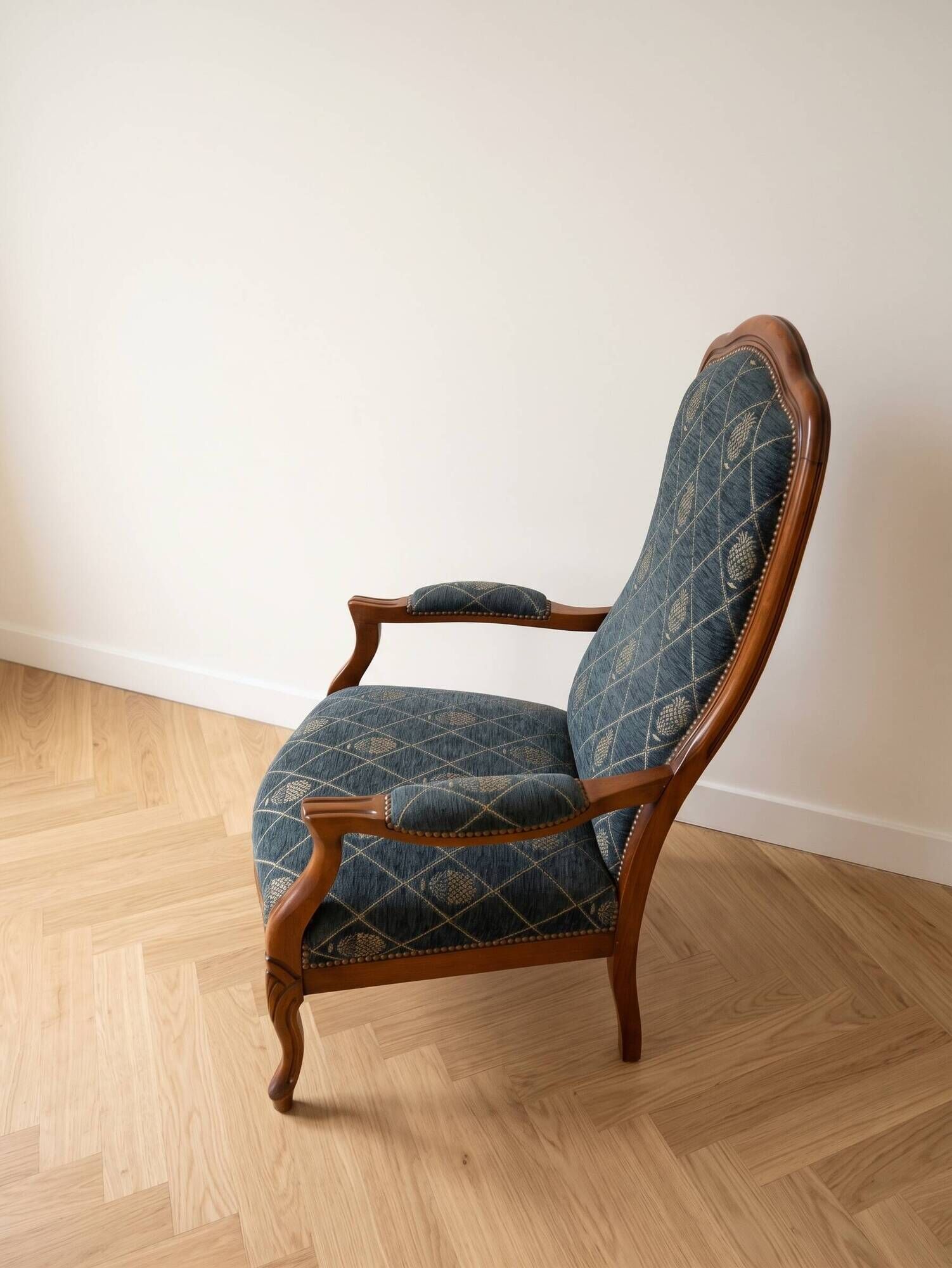 Classic cabriolet armchair in wood and blue fabric