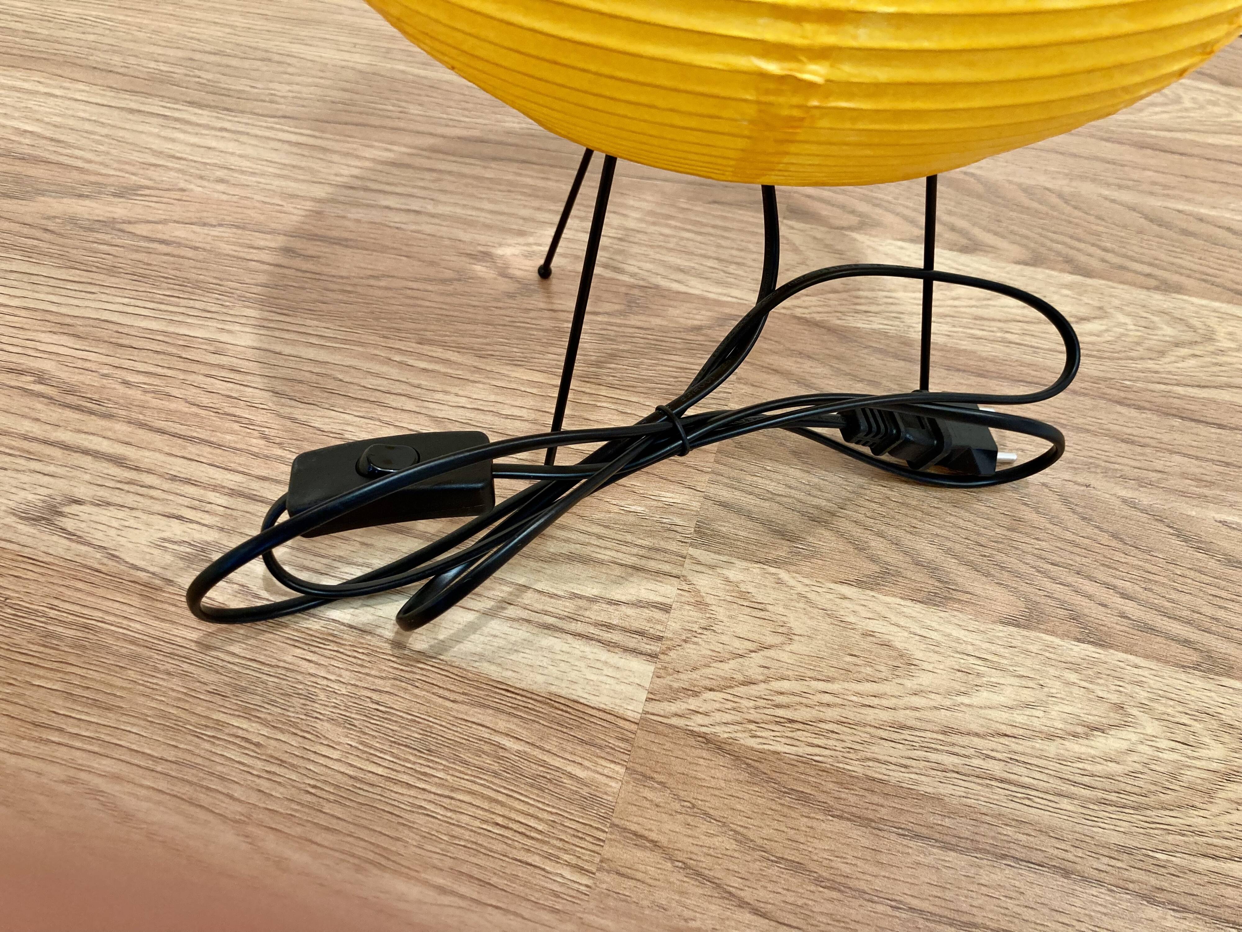 Lampe jaune "design papier et métal".