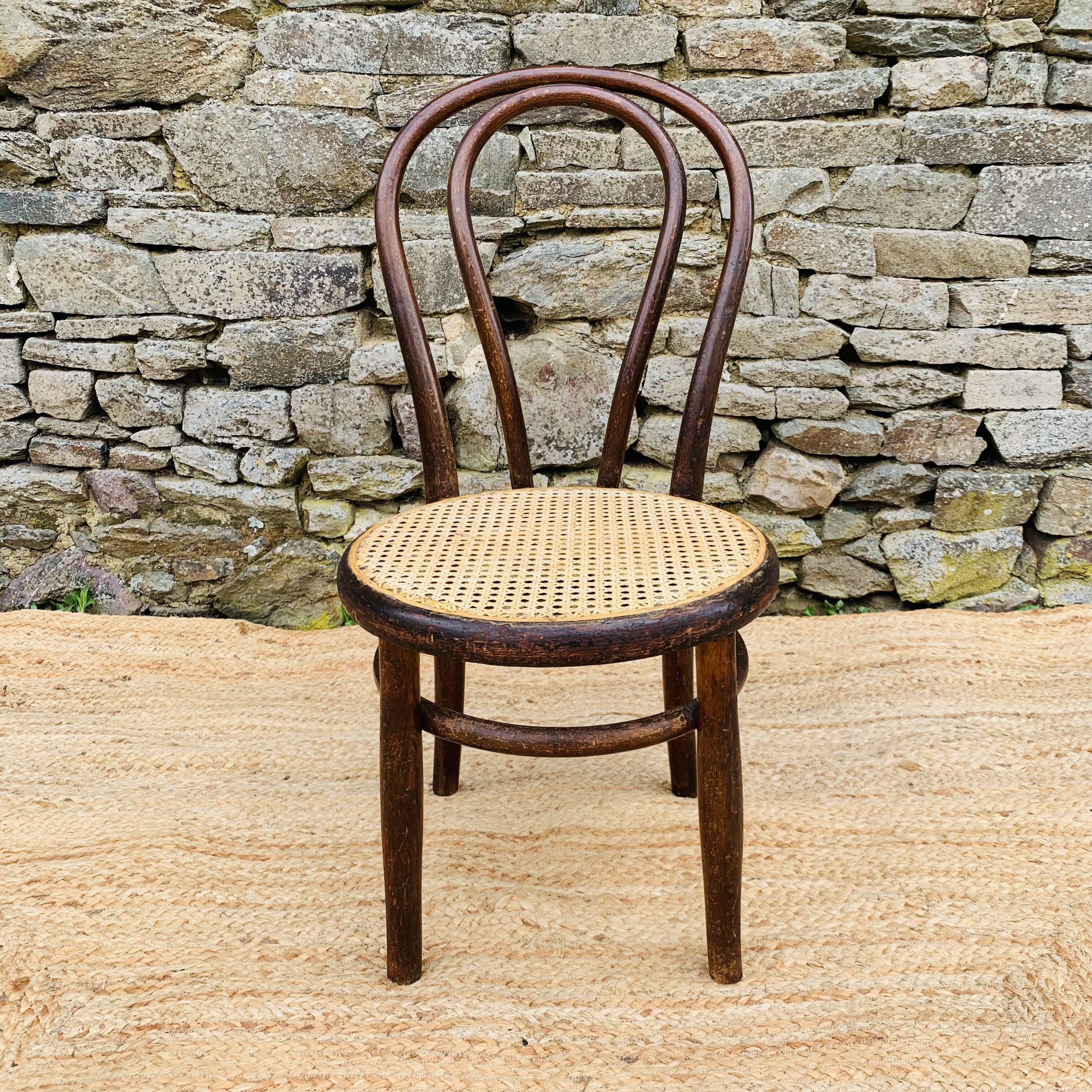 Chaise de bistrot cannée