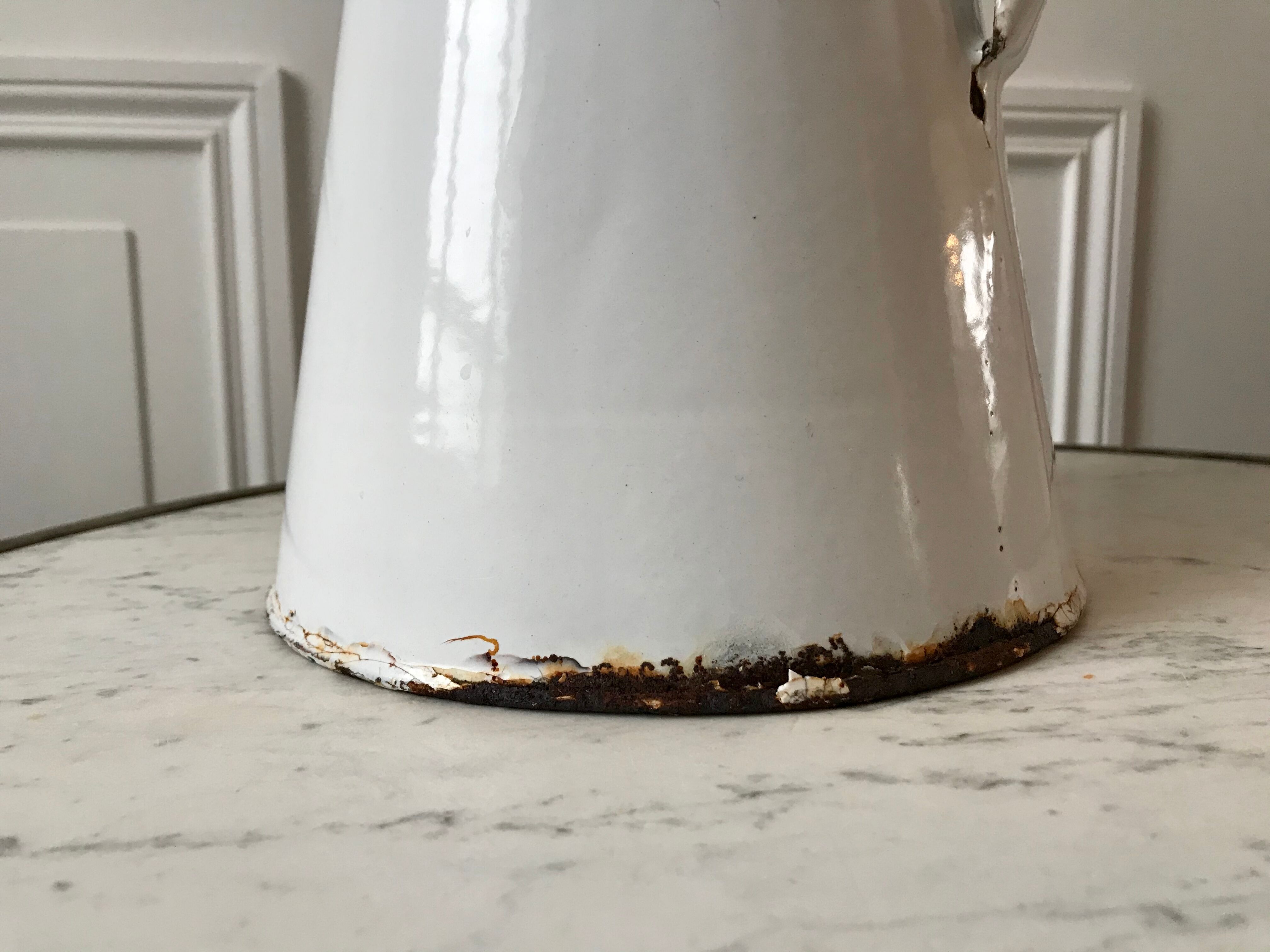 Old pitcher in enamelled sheet metal 20s-30s