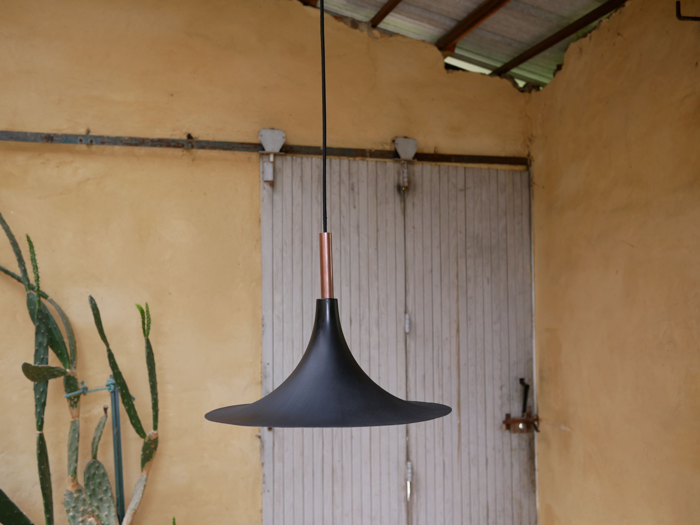 Vintage tulip hanging lamp in black metal and copper
