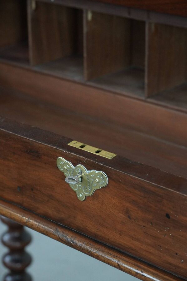 Bureau/table d'écriture en chêne antique anglais du 19ème siècle sur roulettes