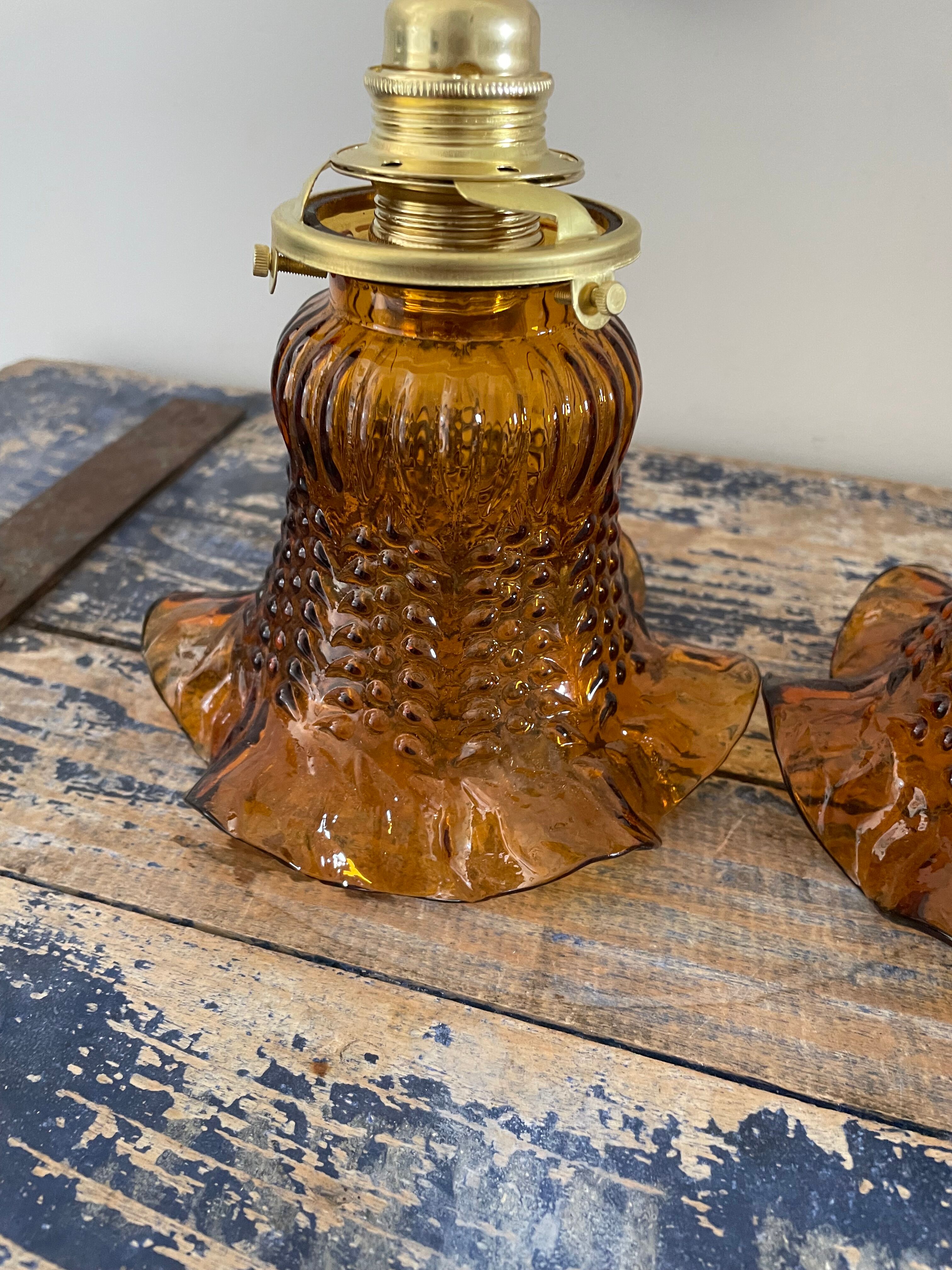 Paire d’appliques vintage en verre ciselé ambré