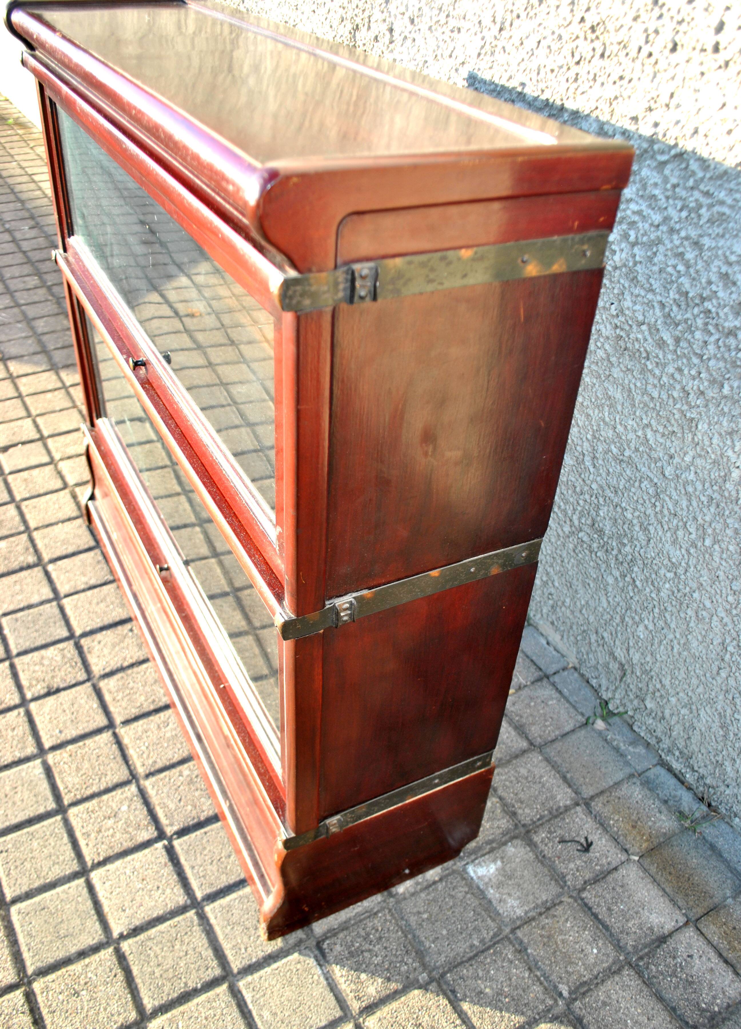 Mahogany glass-fronted bookcase THE GLOBE WERNICKE LONDON 1900, a piece of furniture