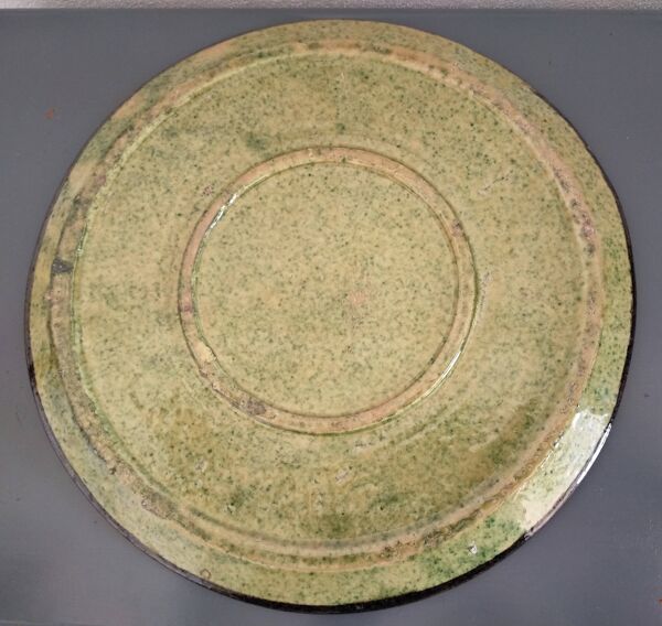 Plat en terre cuite vernissée du Dauphiné Vers 1950