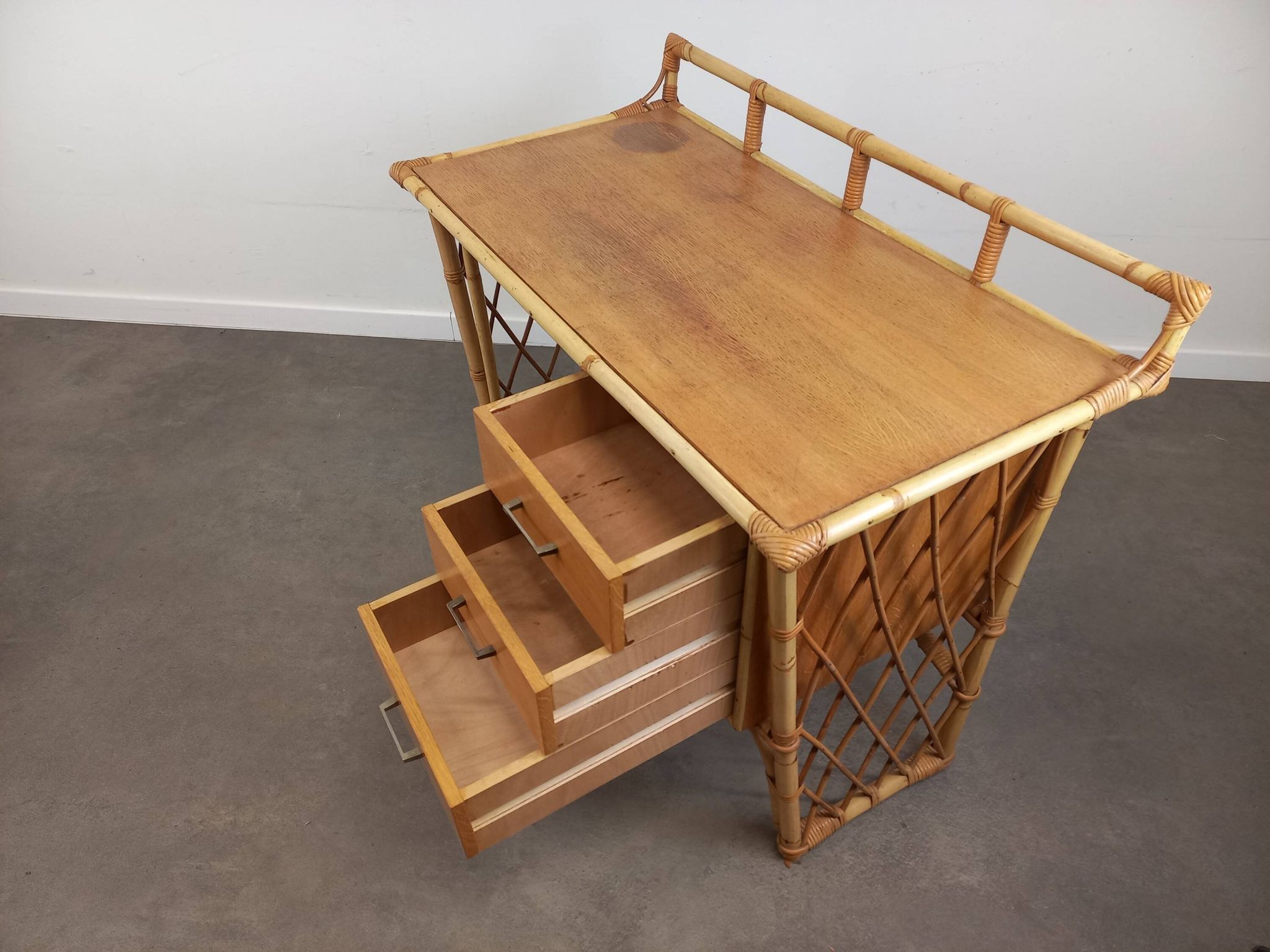 Bureau et sa chaise en rotin