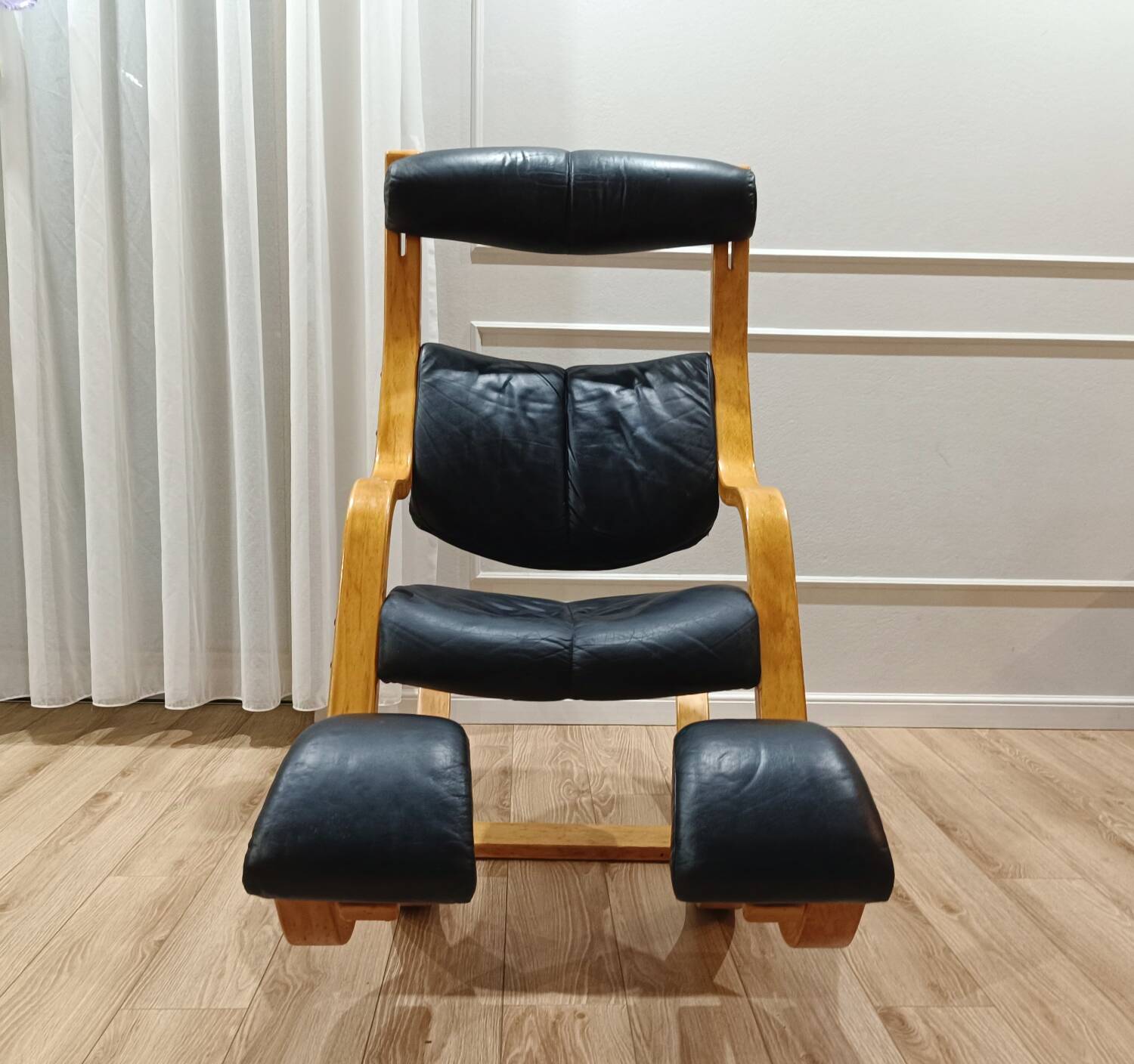 Stokke zero gravity chair, design Peter Opsvik