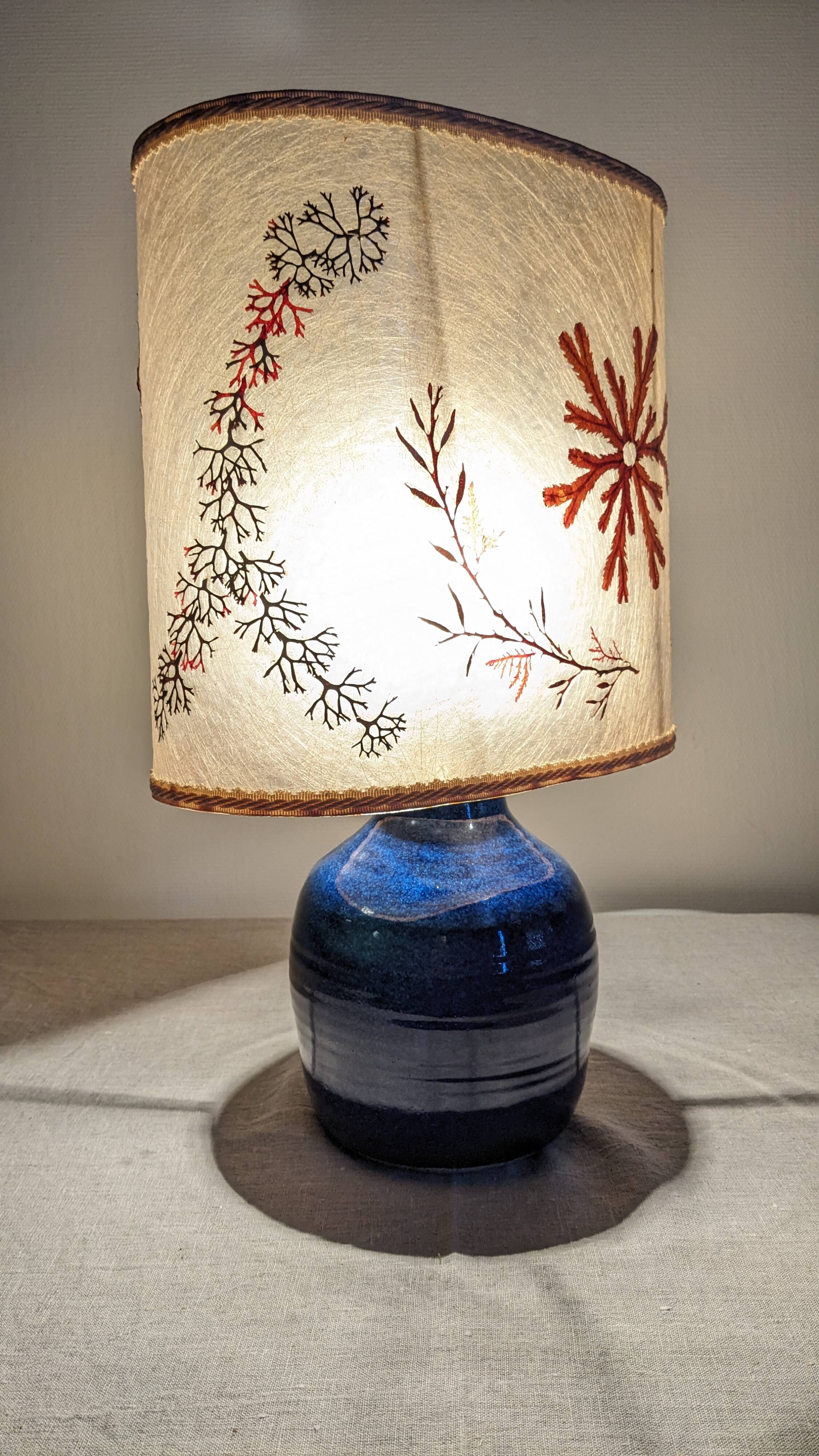 Lampe en grès émaillé bleu indigo et résine vers 1960
