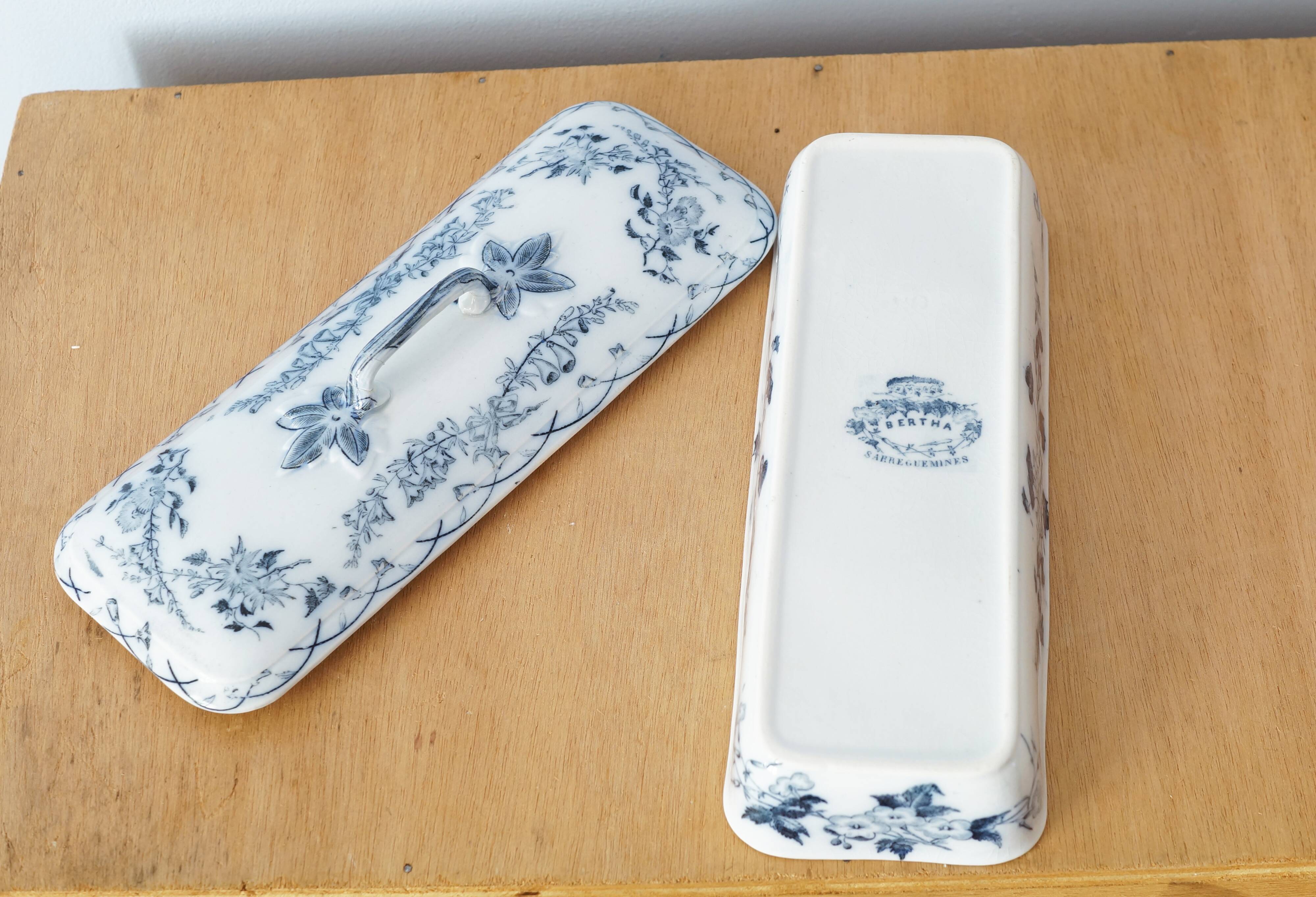 Comb holder or old Sarreguemines pen holder in earthenware, Bertha model