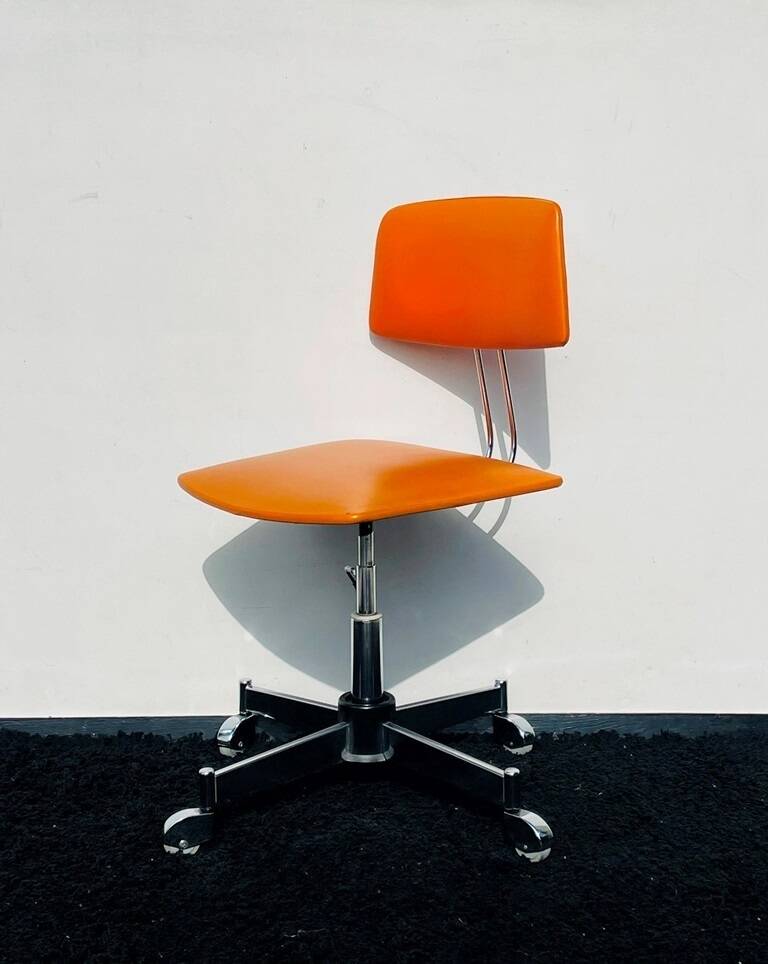 Junior desk by Pierre Guariche for Meurop. Vintage 60s desk.