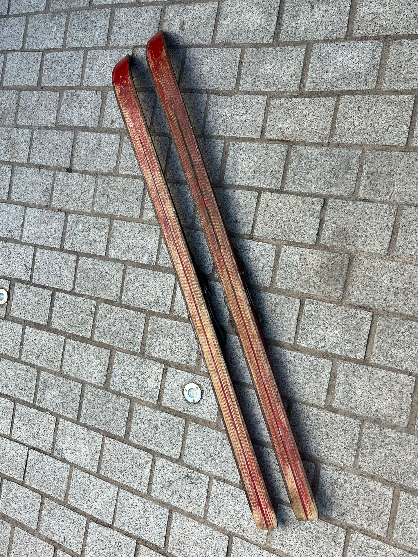 Paire de skis vintage en bois L=170cm