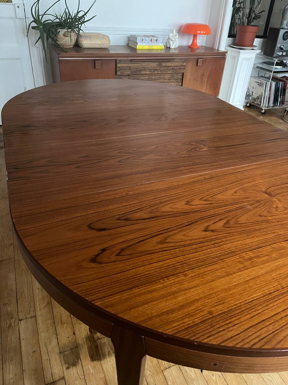 Round extendable rosewood table from the 70s