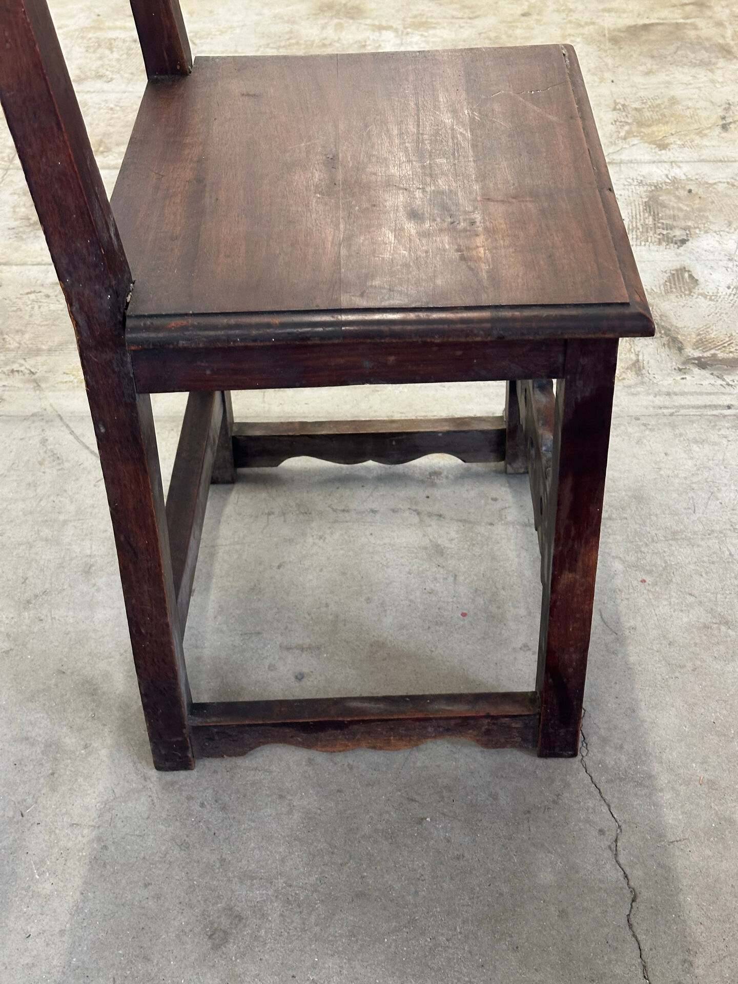 6 Alsatian chairs from the 19th century – carved wood – interlaced decoration
