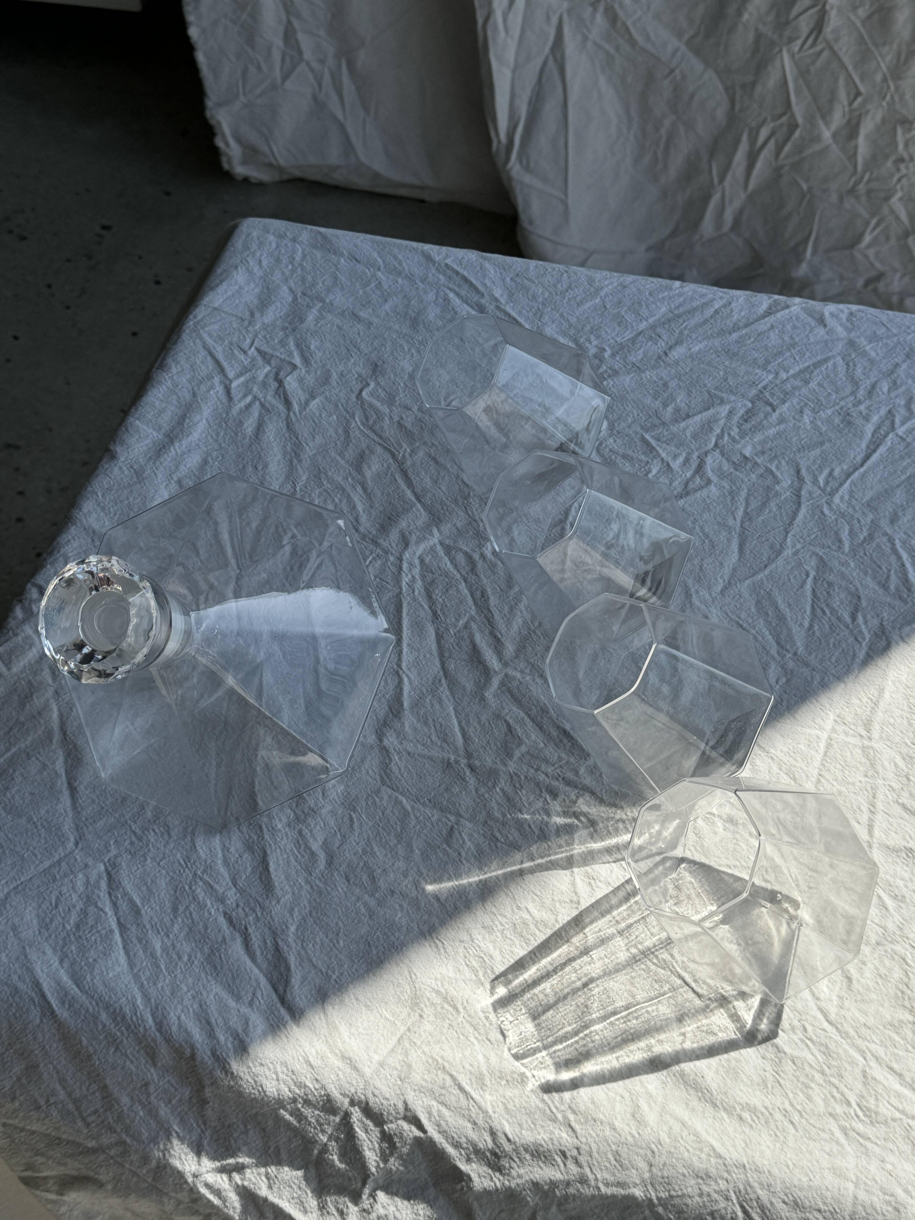 Small geometric carafe with diamond-shaped stopper and its 4 glasses