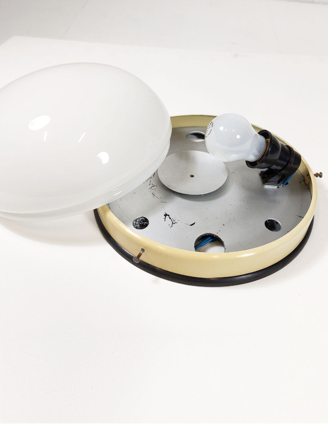 Plafonnier Bauhaus avec verre opalin et bakélite