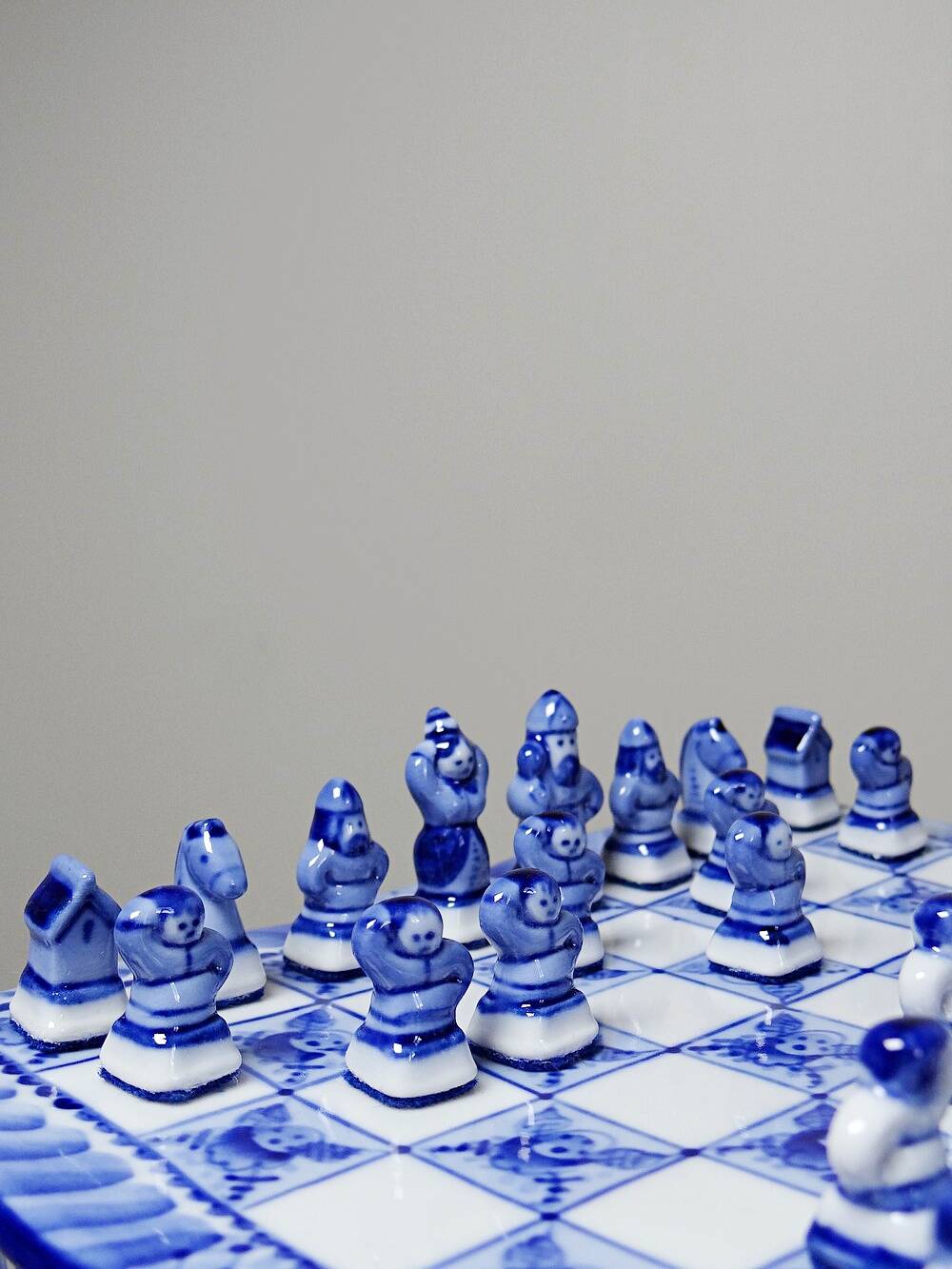 Rare et unique échiquier de voyage en porcelaine de Gzhel signé Yuri Garanin