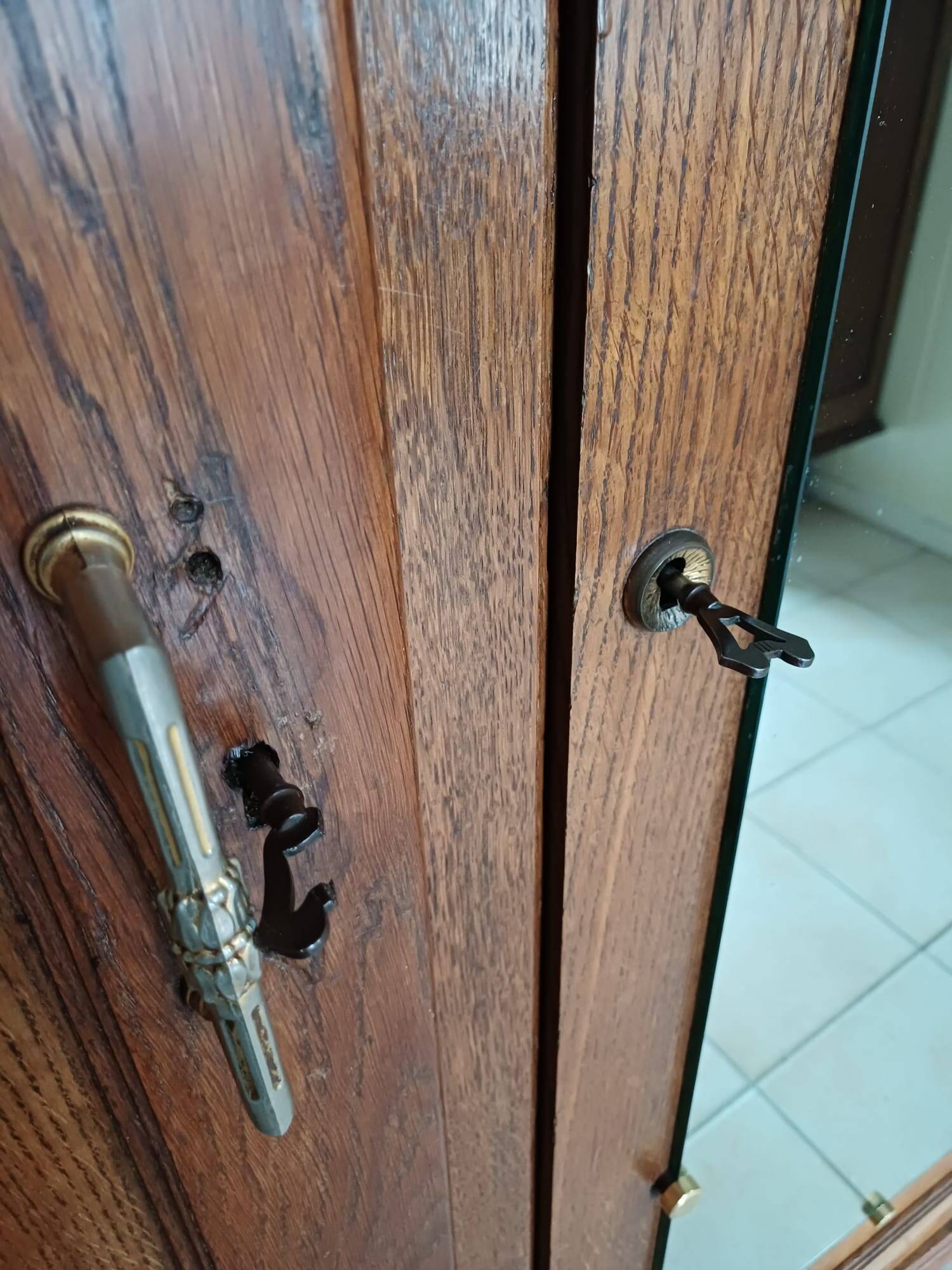 Antique wardrobe with 3 doors in solid wood and central mirror.