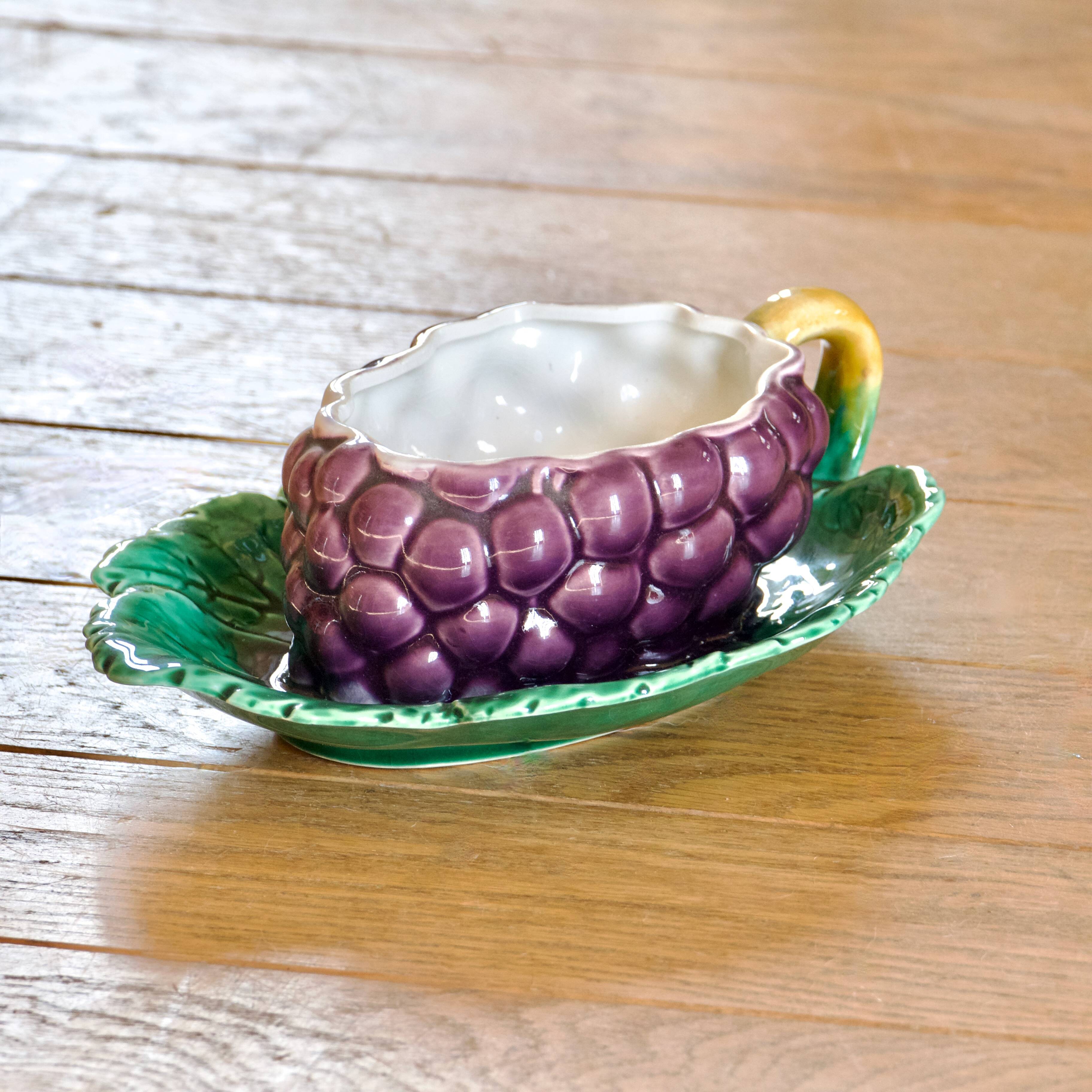 Saucière XIXe en barbotine de Sarreguemines, trompe-l'oeil raisin