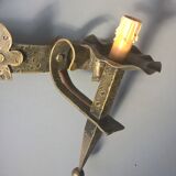 Applies two fires and fleur-de-lys in hammered wrought iron and patina in the old way in the medieval taste