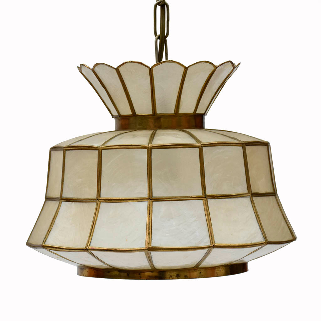 Round ceiling chandelier in mother-of-pearl